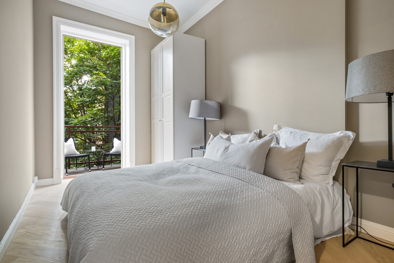 Hovedsoverommet vender mot den frodige bakgården. Her blir du også møtt av et fantastisk grønt utsyn. Galleribilde