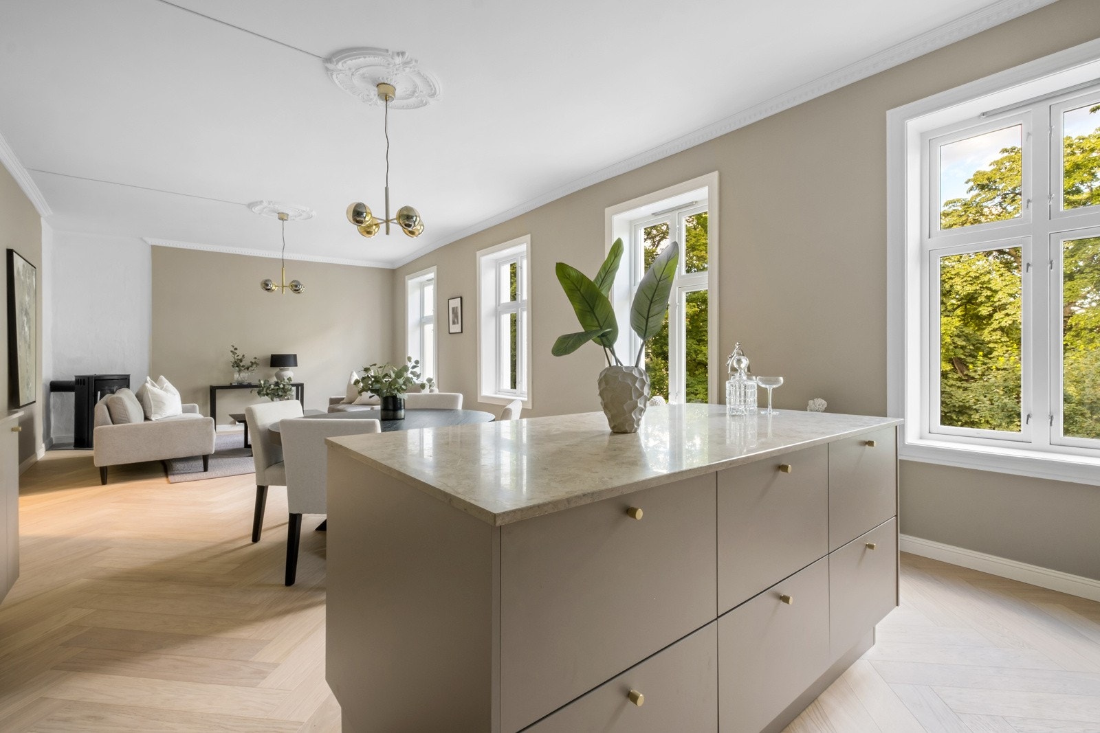 Stuen er ca. 10 meter lang, så her har du plass til mange gjester uten at det føles trangt. Galleribilde