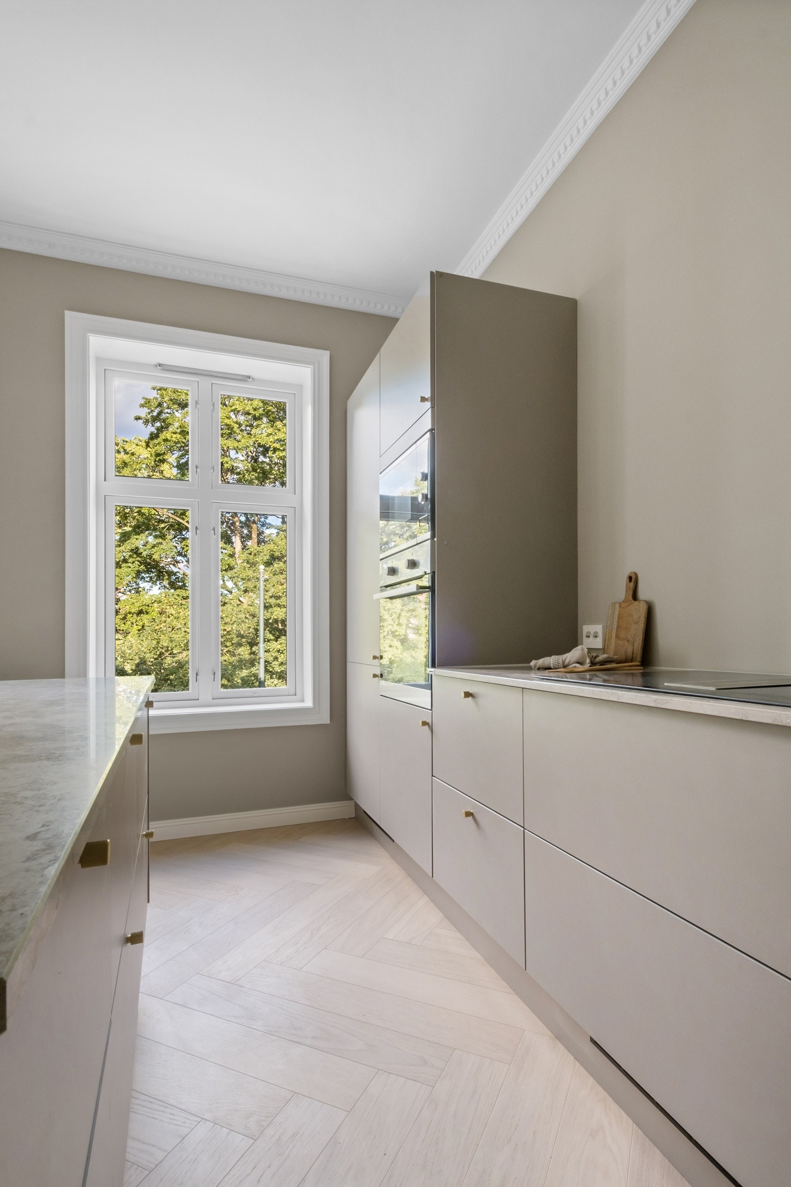 Alle hvitevarer er nye og ubrukte. Det er platetopp med integrert ventilator. Galleribilde