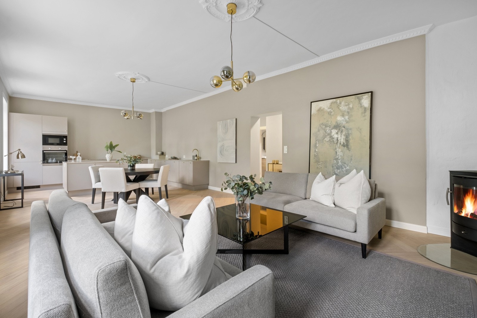 Det er også en moderne peisovn i stuen. Galleribilde