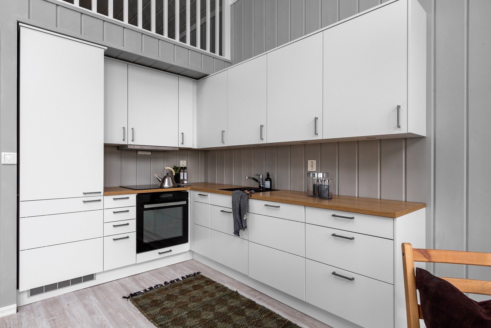 Stilrent kjøkken med med lyse fronter og god skapplass. Galleribilde