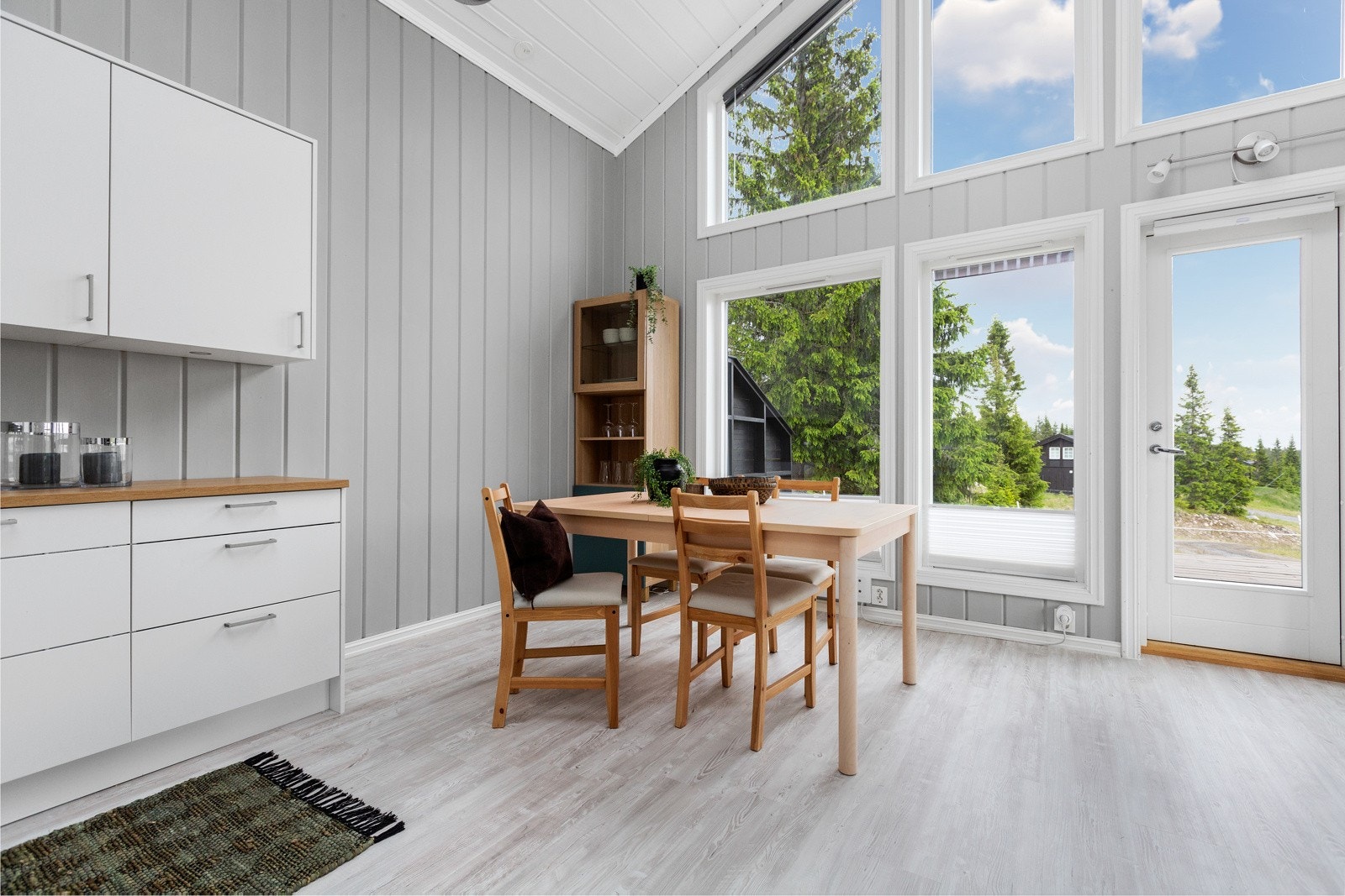 Koselig spisestuekrok i tilknytning til kjøkkenet. Galleribilde