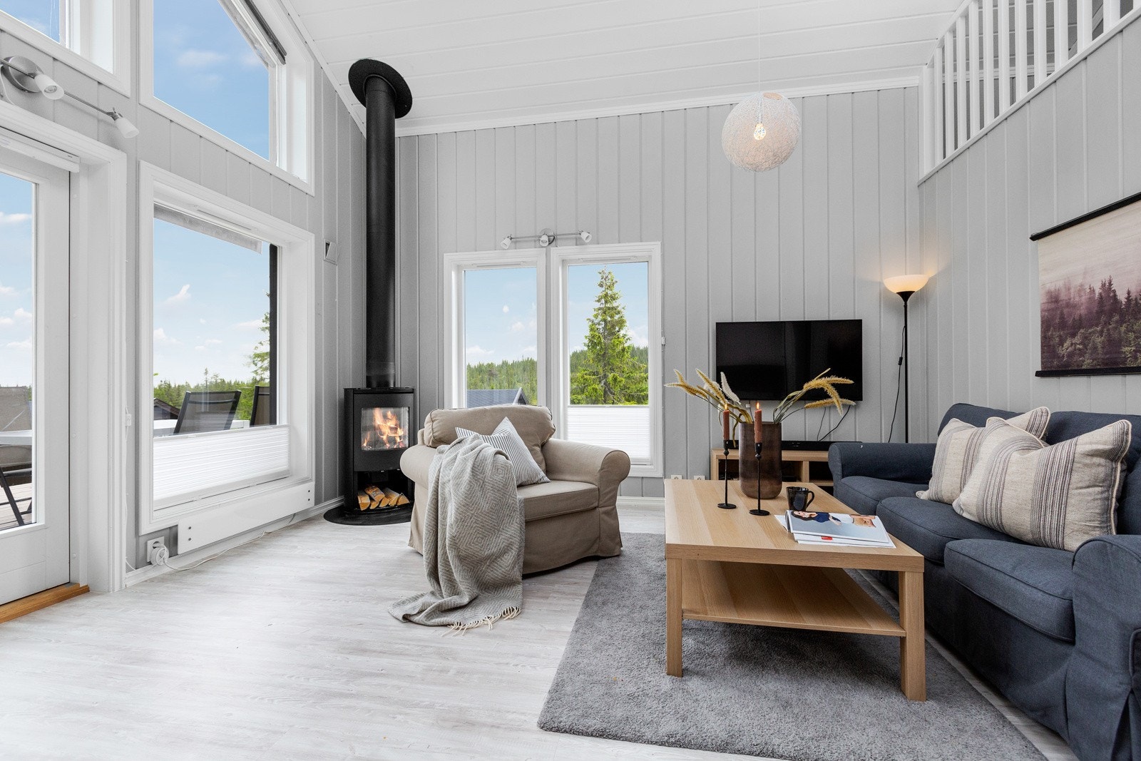 Stålpipe som gir god varme og hyggelig atmosfære sene kvelder i soffaen. Galleribilde