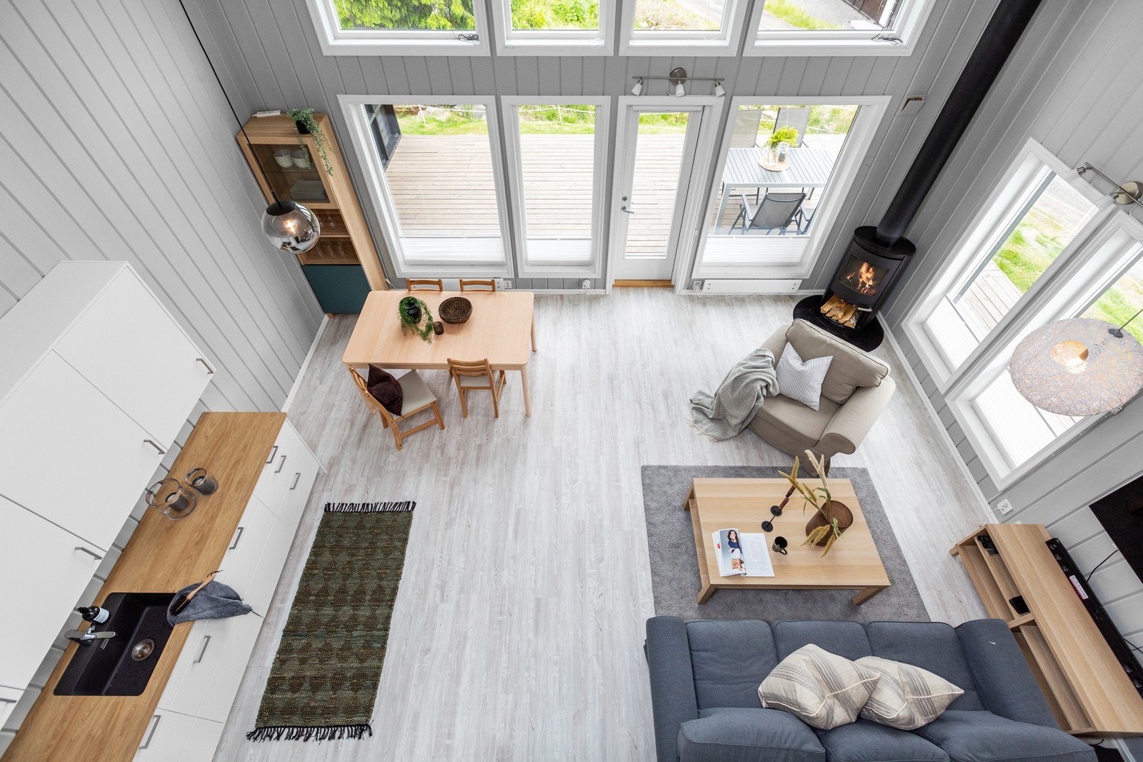 Stua og har god plass til spisebord, sittegruppe og tilhørende møbler. Galleribilde