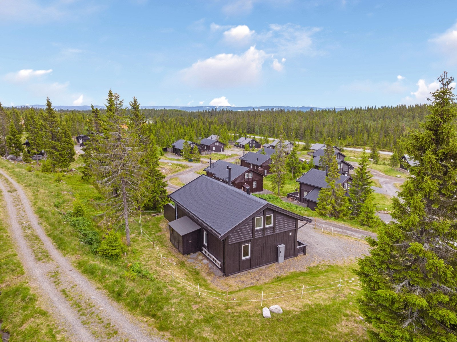 Skiløpa går rett på baksiden av hytta Galleribilde