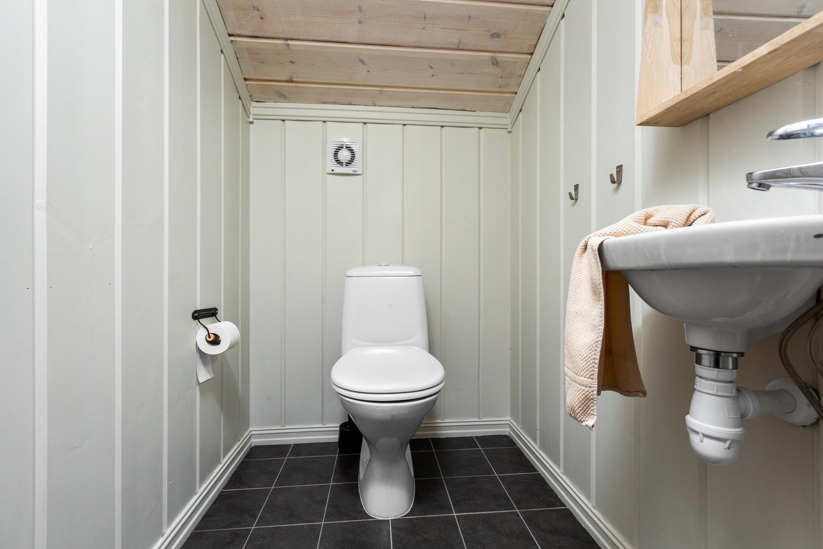 I tillegg til badet inneholder hytta seperat toalettrom/wc-rom. Galleribilde