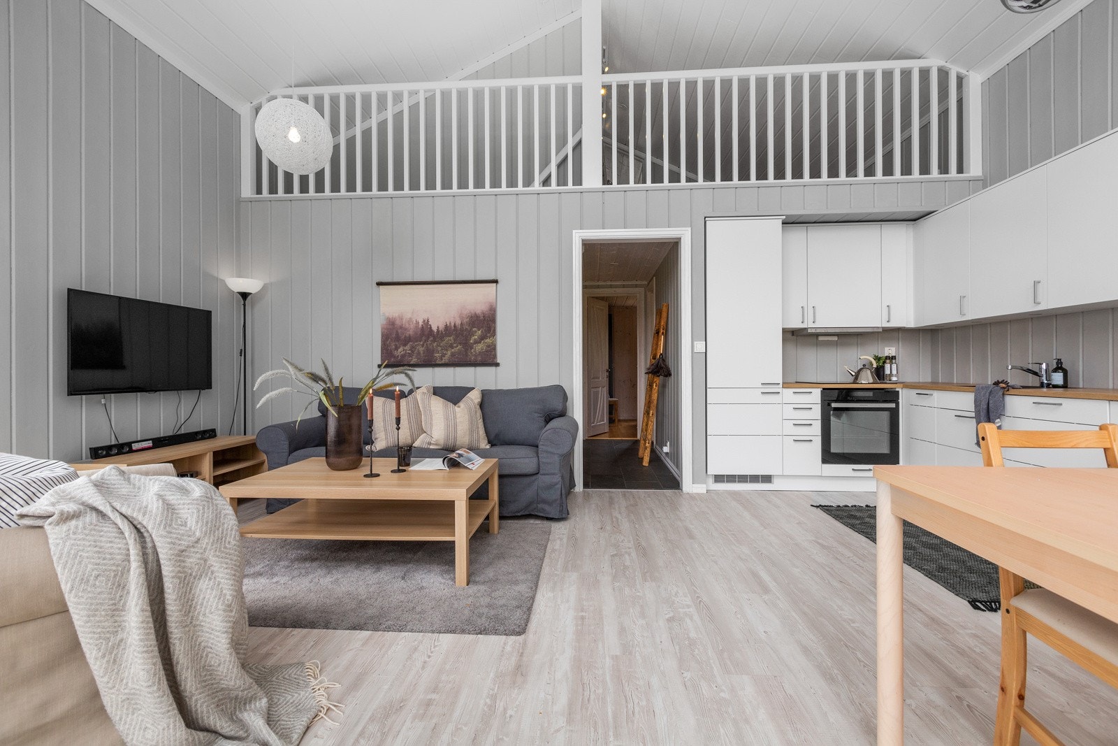 Takhøyden i stuen er varierende, men hele 4,66 m på høyeste punkt. Galleribilde