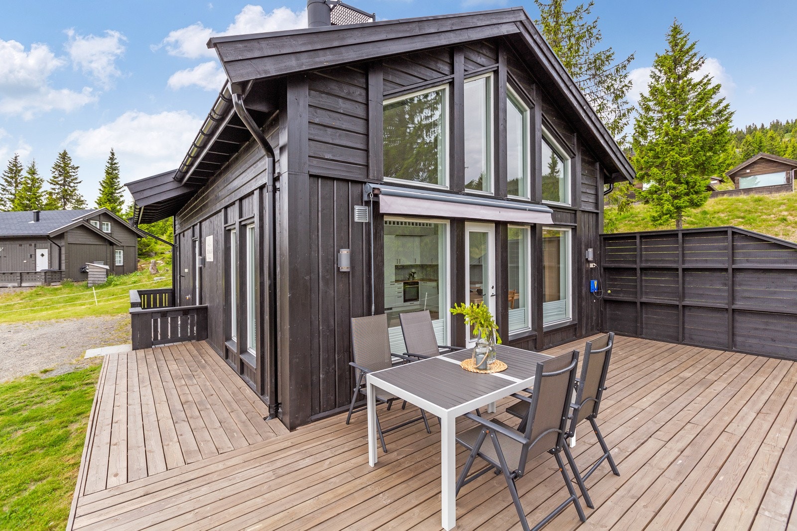 Uteplass slik at man kan følge solen igjennom dagen. Galleribilde