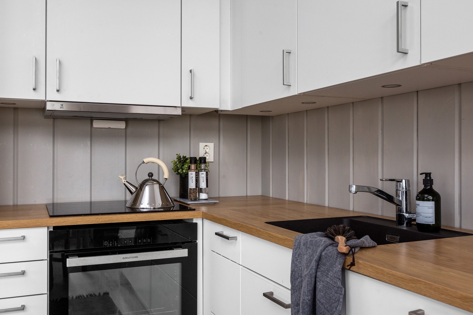 Laminert benkeplate med belsysning over. Galleribilde