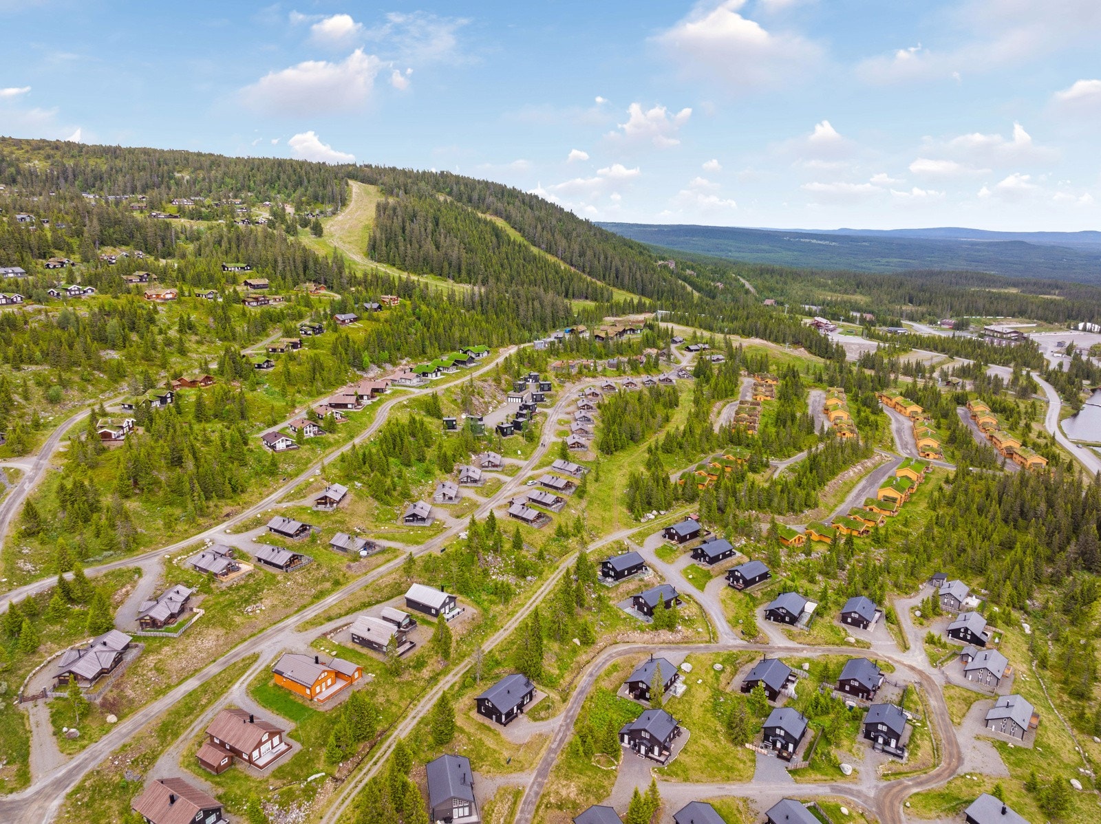 Kort kjøreavstand til Sjusjøen Skisenter med alpinbakker, lysløype, rulleskianlegg, skiskytteranlegg, kafeteria m.m. Galleribilde