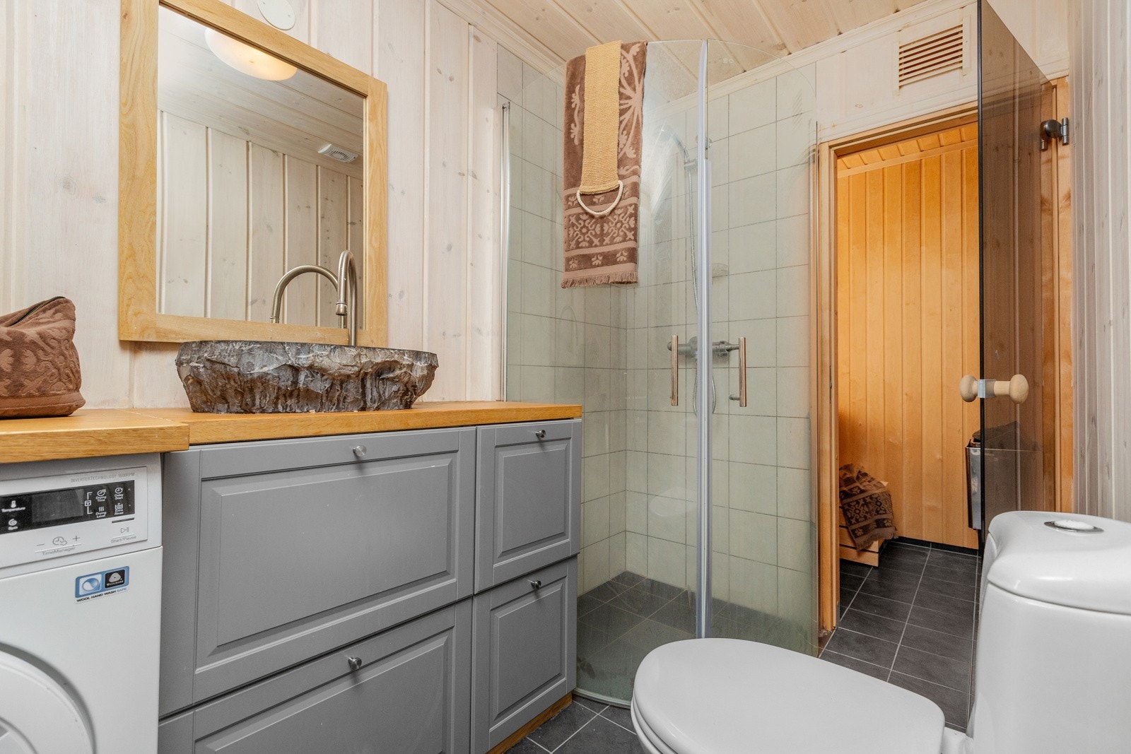 Pent og stilig bad/wc med fine detlajer i trevirke. Galleribilde