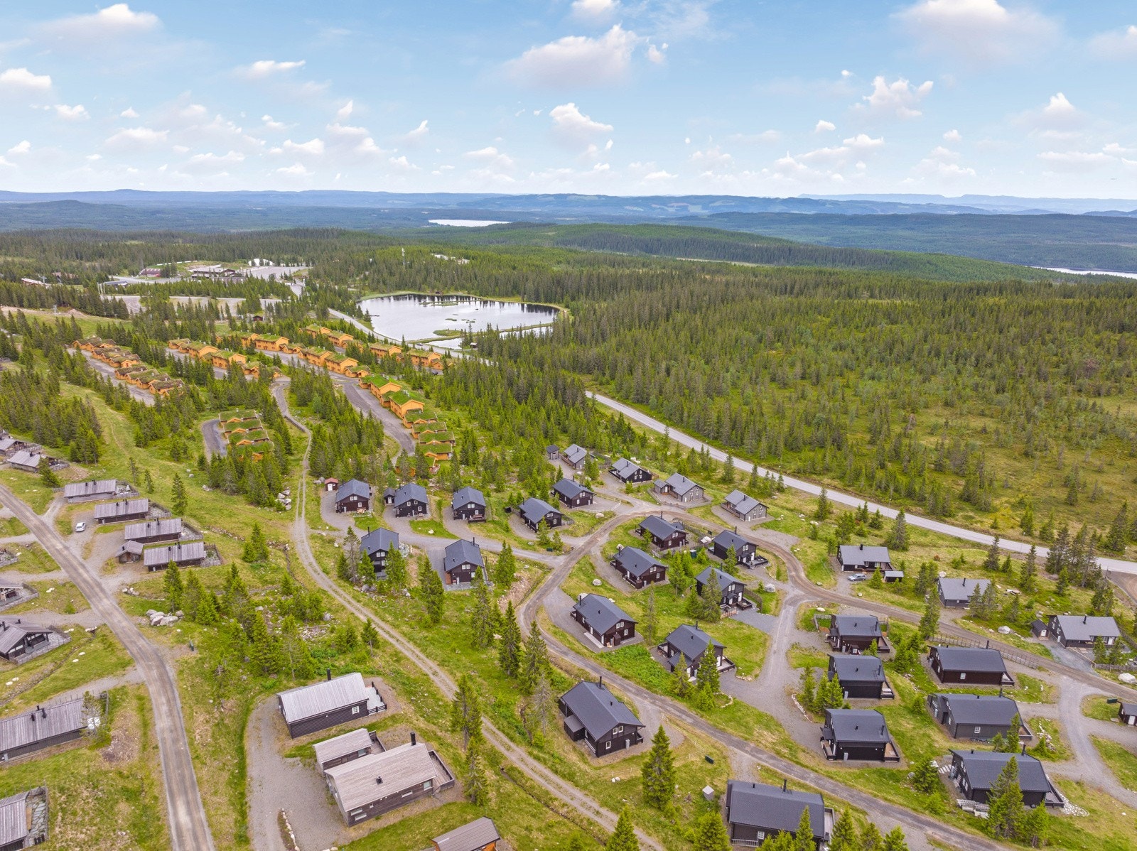 Nedre Heggberglia 29 omringet av et koselig hytteområde i samme stil. Galleribilde