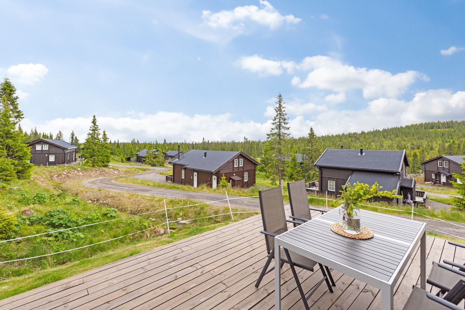 Kort vei fra stuen til terrassen hvor man kan nyte en kaffe om morgenen. Galleribilde