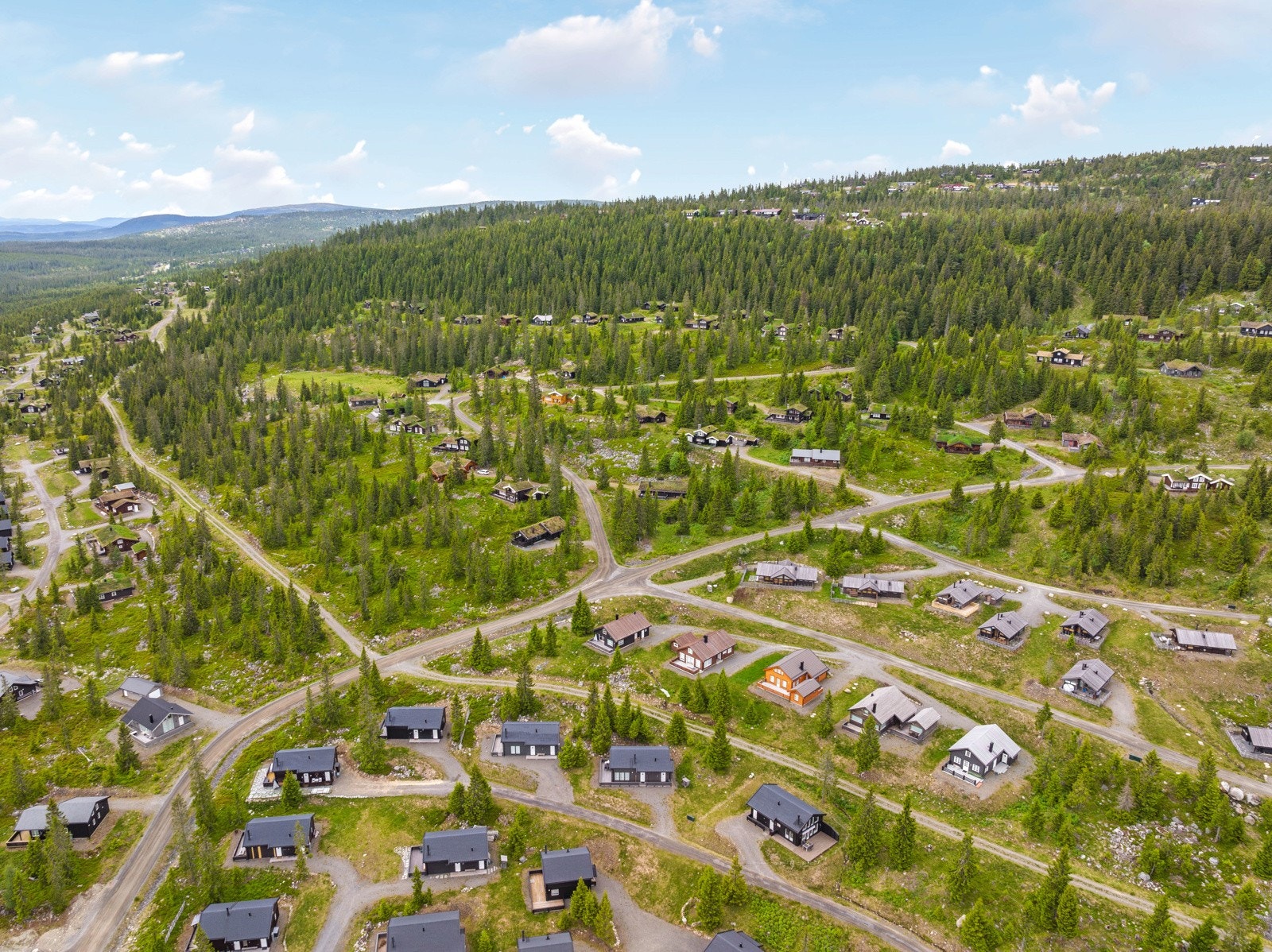 Hytta har en attraktiv og fin beliggenhet på ett nyere hyttefelt på eiet tomt som ligger rett ved oppkjørte skiløyper, som bringer deg videre i ett unikt løypenett i Ringsaker-fjellet. Galleribilde