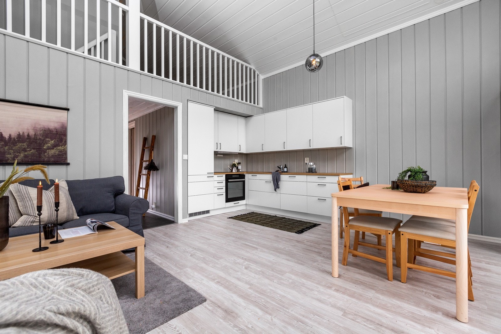 Kjøkkenet ligger i en åpen løsning mot stuen. Galleribilde