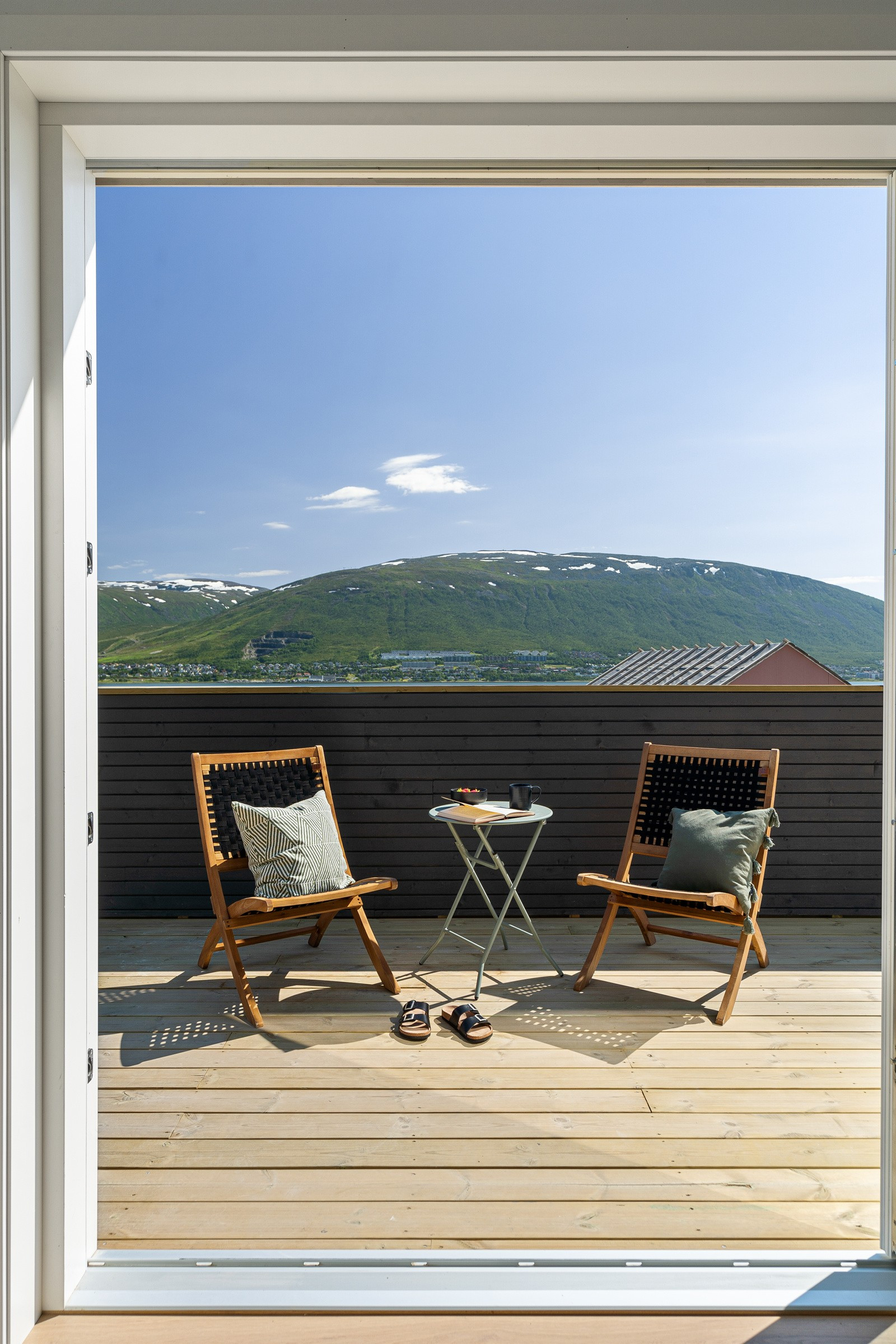 Fra stuen er det utgang til terrasse med plass til utemøbmer og grill til sommerens finværsdager.