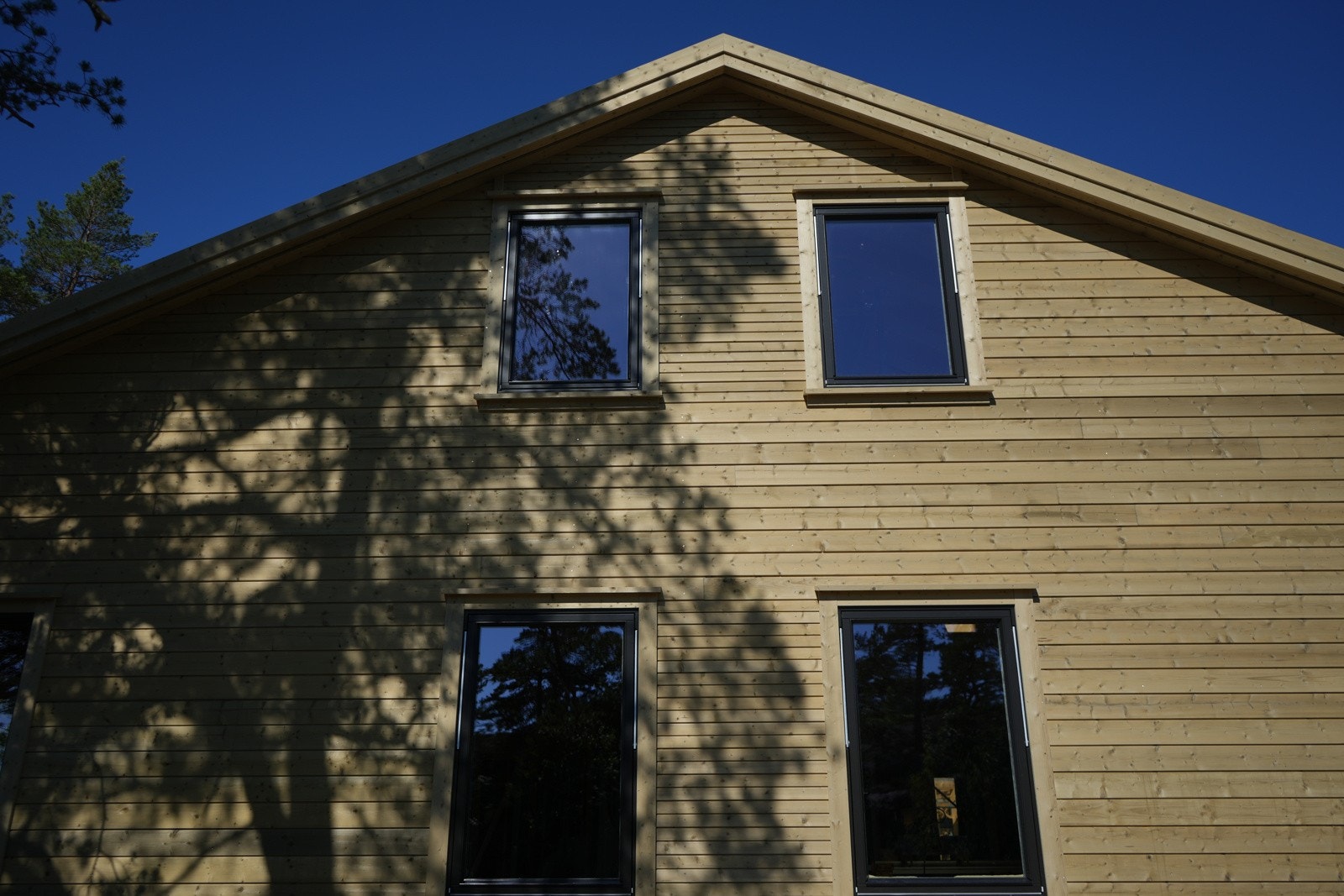 Fasader av lokal gran behandlet med jernvitrol gir vedlikeholdsfrie fasader. Galleribilde