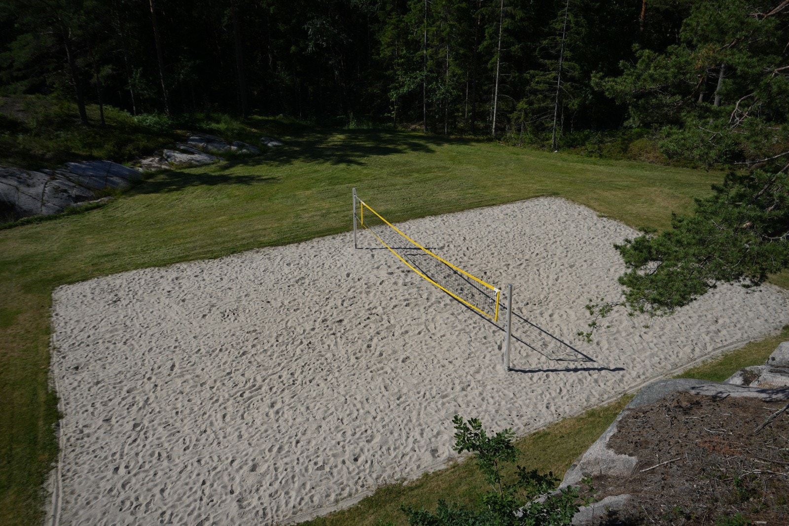 Sandvolleyballbanen og lekeplassen ligger like nedenfor. Galleribilde