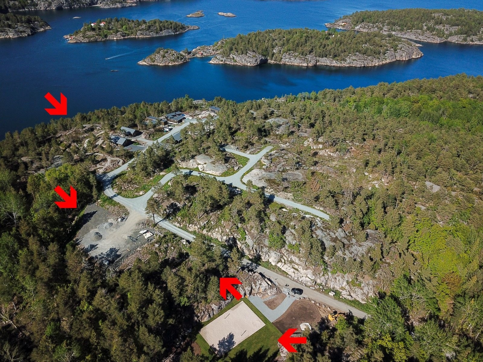 I bildet er bryggeanlegg og lekeplass markert inn. Hyttene blir liggende mellom pilene i midten. Galleribilde