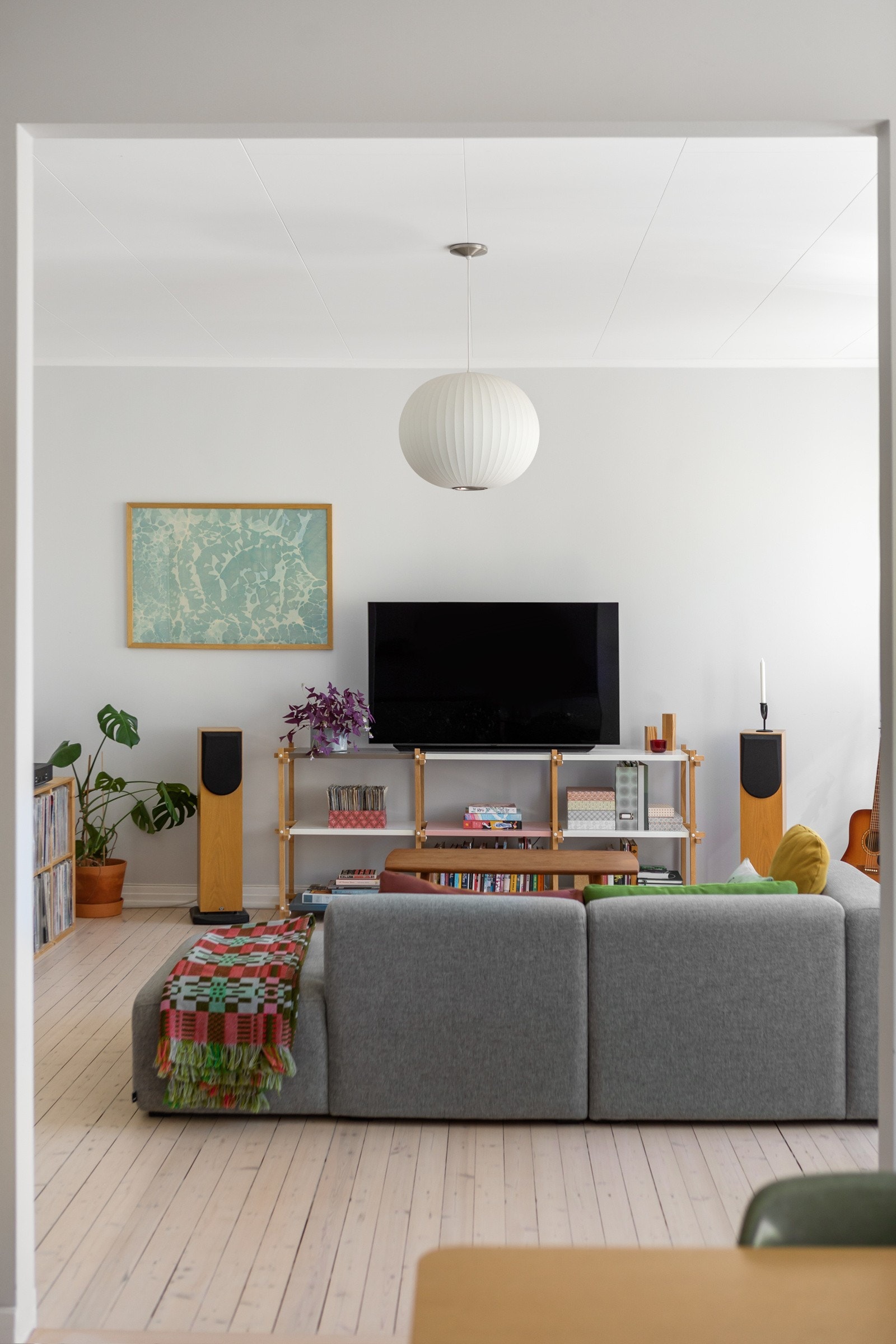 Stuen har god standard med lyse originale tregulv og glatte lysmalte overflater. Galleribilde