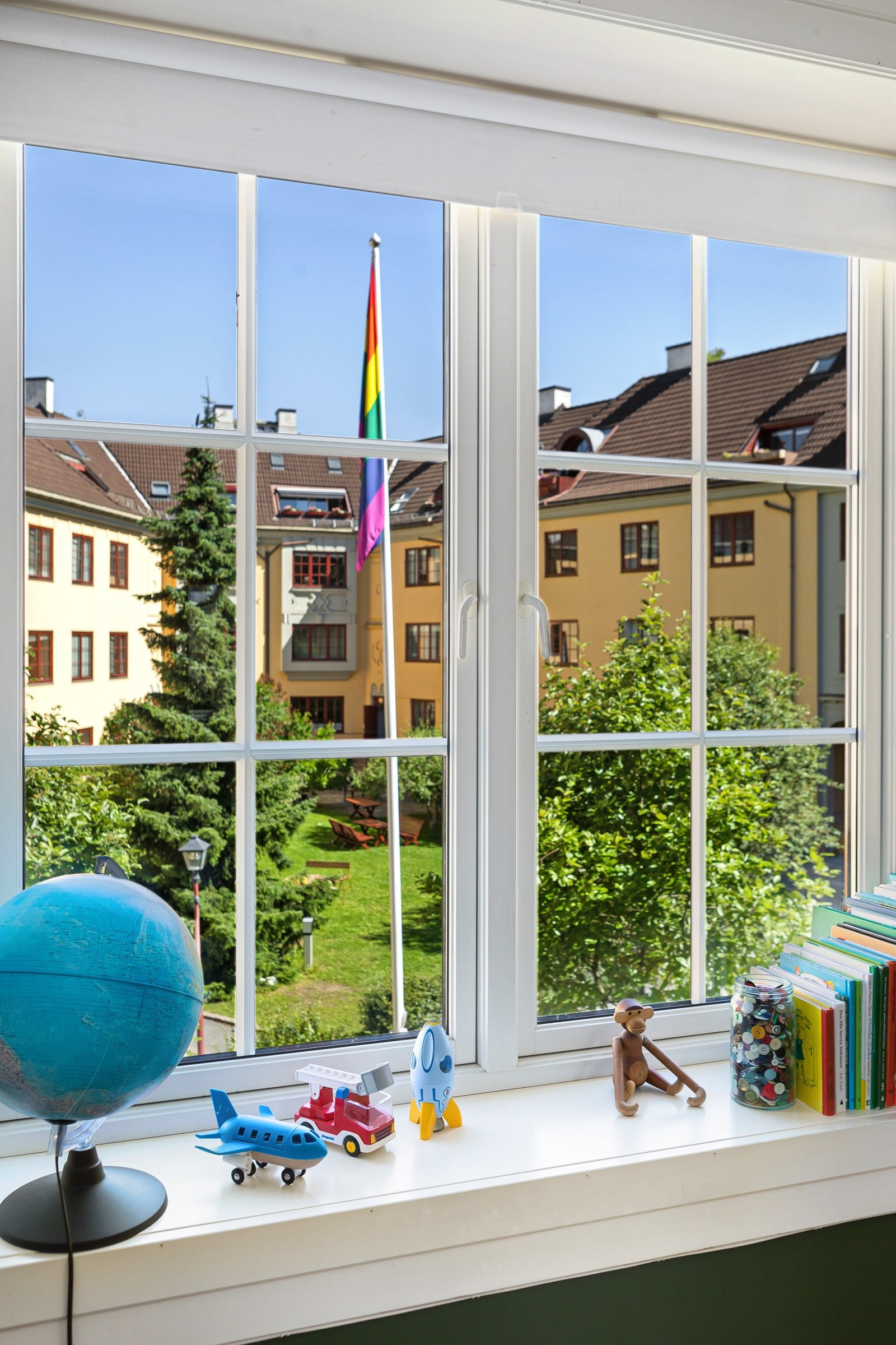 Soverommet har flotte originale tregulv og en stor vindusflate som vender mot rolig bakgård uten biltrafikk. Galleribilde