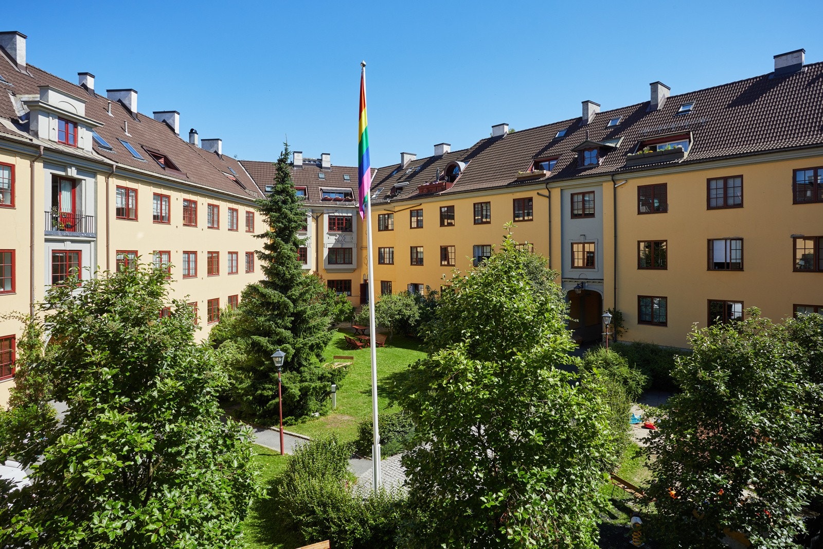 Begge soverommene vender ut mot den idylliske og parkmessige bakgården. Galleribilde