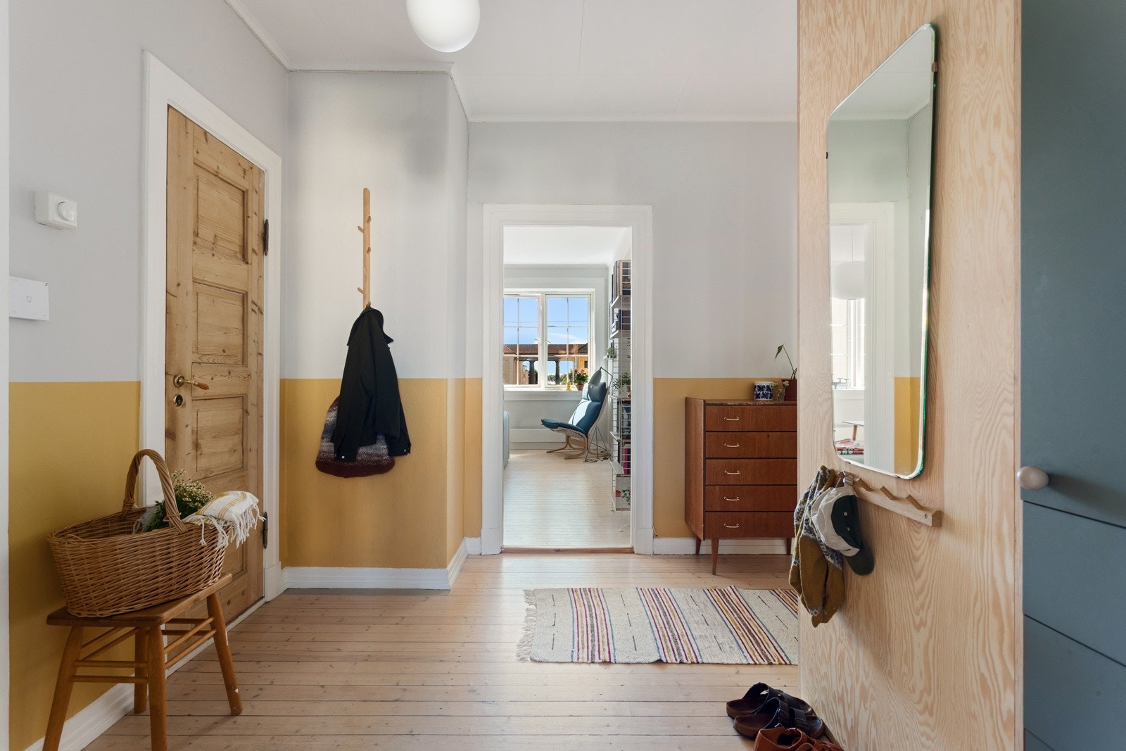 I entréen har du plass til sko og yttertøy i innebygget skap, samt ytterligere plass til oppheng, skoskap eller kommode. Galleribilde