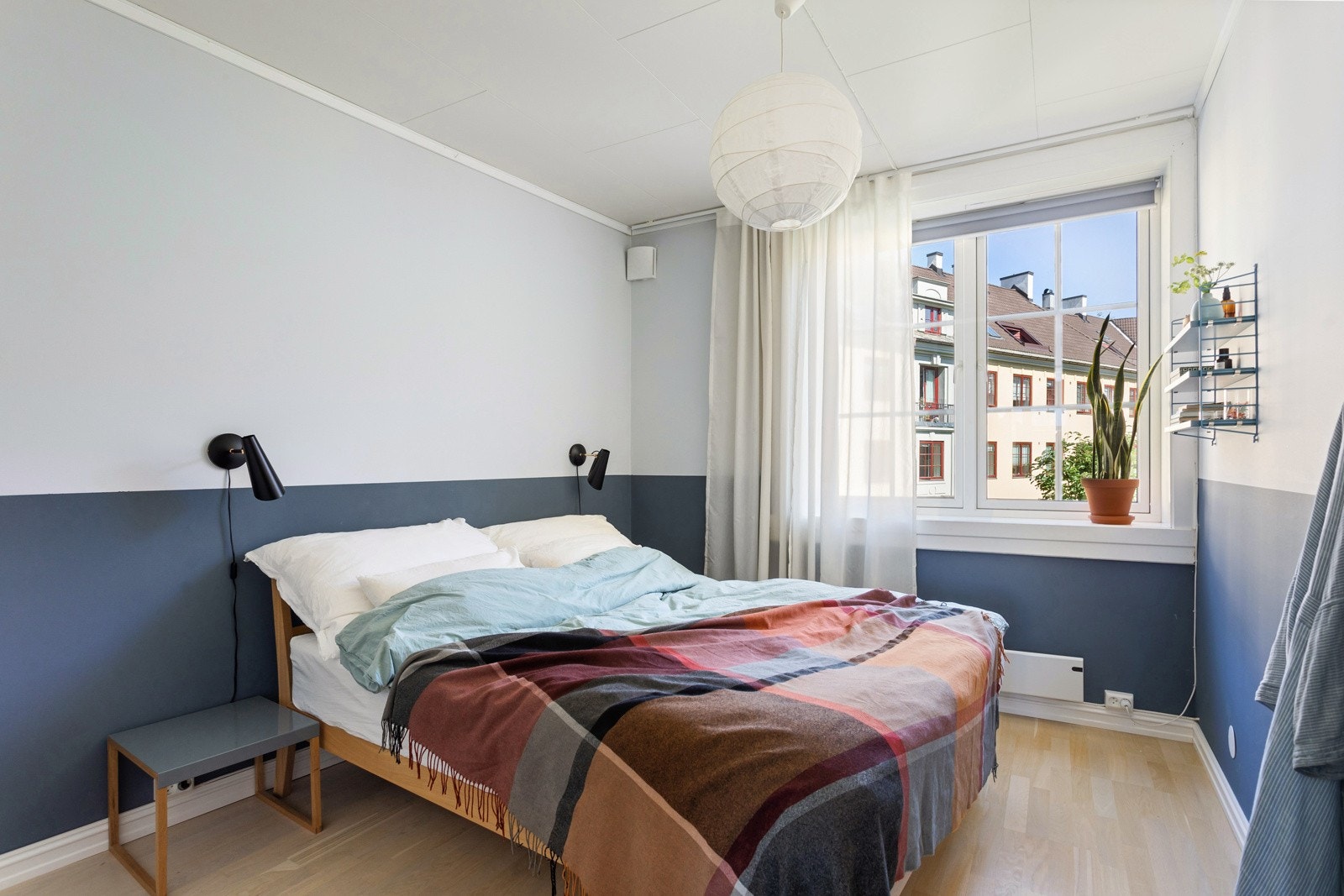 Leiligheten har et lyst og innbydende hovedsoverom som vender ut mot rolig bakgård uten biltrafikk. God standard med lys parkett på gulv og glatte overflater malt i fine farger. Galleribilde