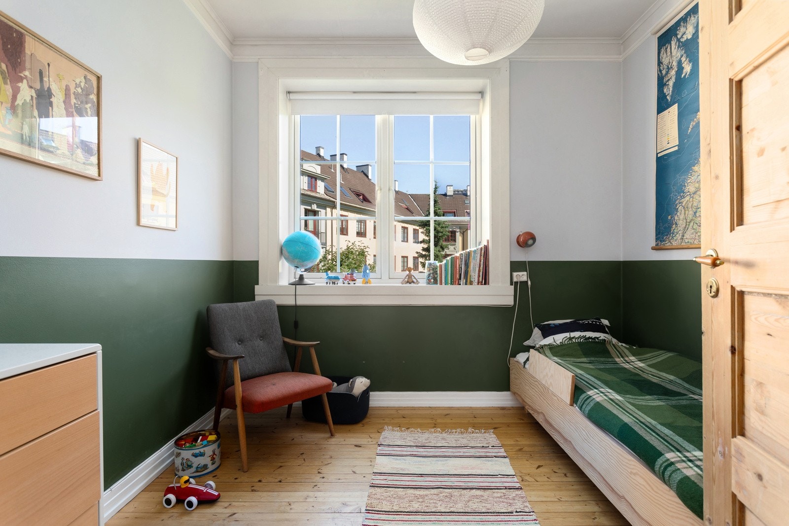 Det andre soverommet er også et lyst og fint rom som passer perfekt som barnerom, gjesterom eller kontor. Galleribilde