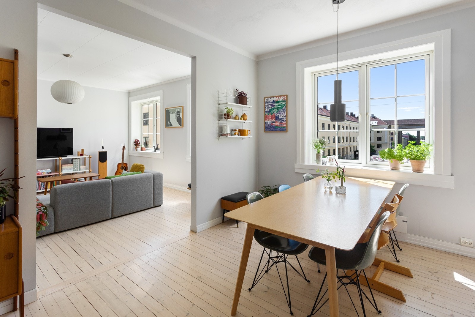 To store oppholdsrom siden av hverandre. Her kan du enkelt invitere venner og bekjente på hyggelige selskap! Galleribilde