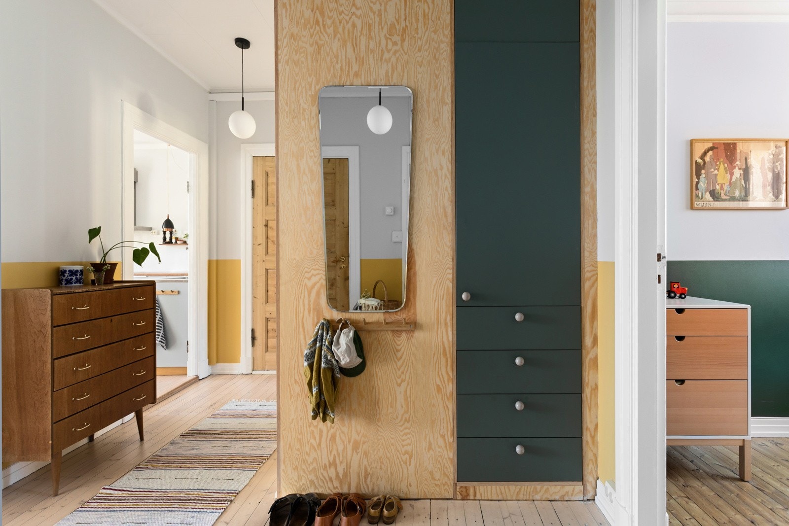 Du ønskes velkommen inn i en lys, innbydende og praktisk entré av god størrelse. Galleribilde