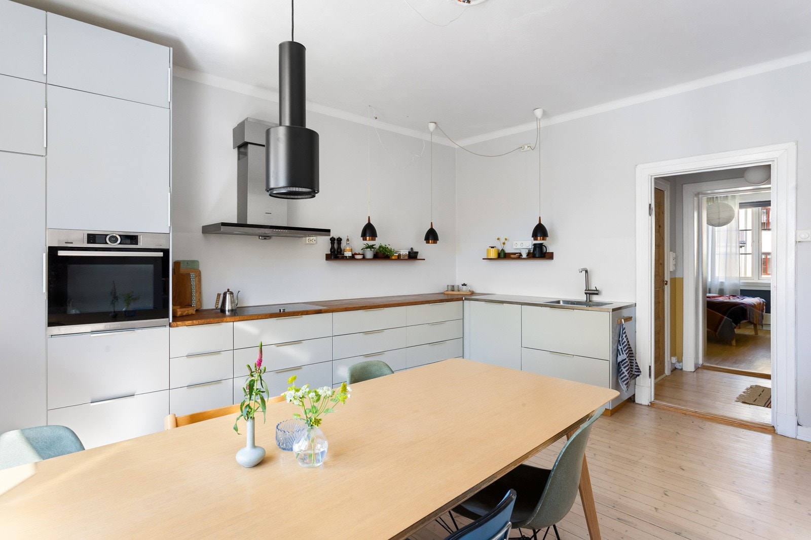 Stilrent og moderne kjøkken fra IKEA som var nytt i 2016. Kjøkkenet er fullt utstyrt med integrerte hvitevarer fra Gaggenau, Simens og Bosch som medfølger i handelen. Galleribilde