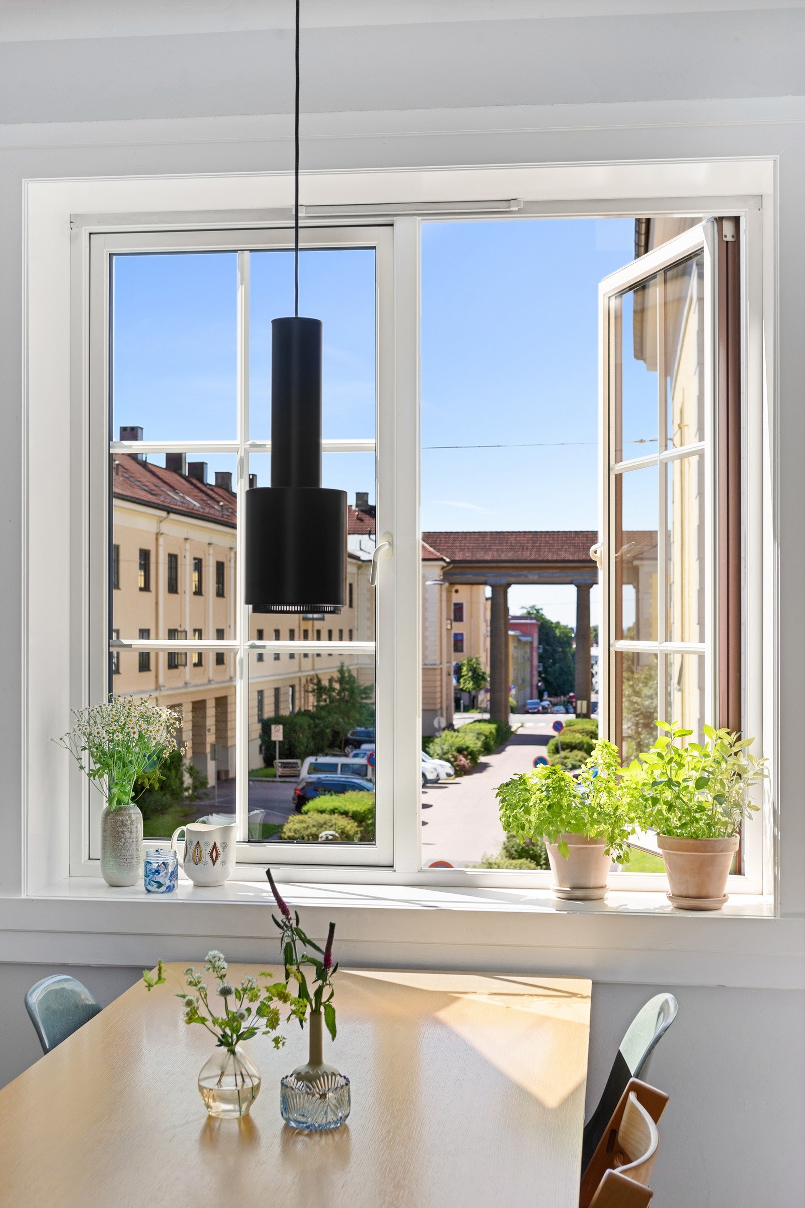 Ved den store vindusflaten har du plass til et stort spisebord, som gjør at også kjøkkenet blir et naturlig oppholdsrom og samlingspunkt. Galleribilde