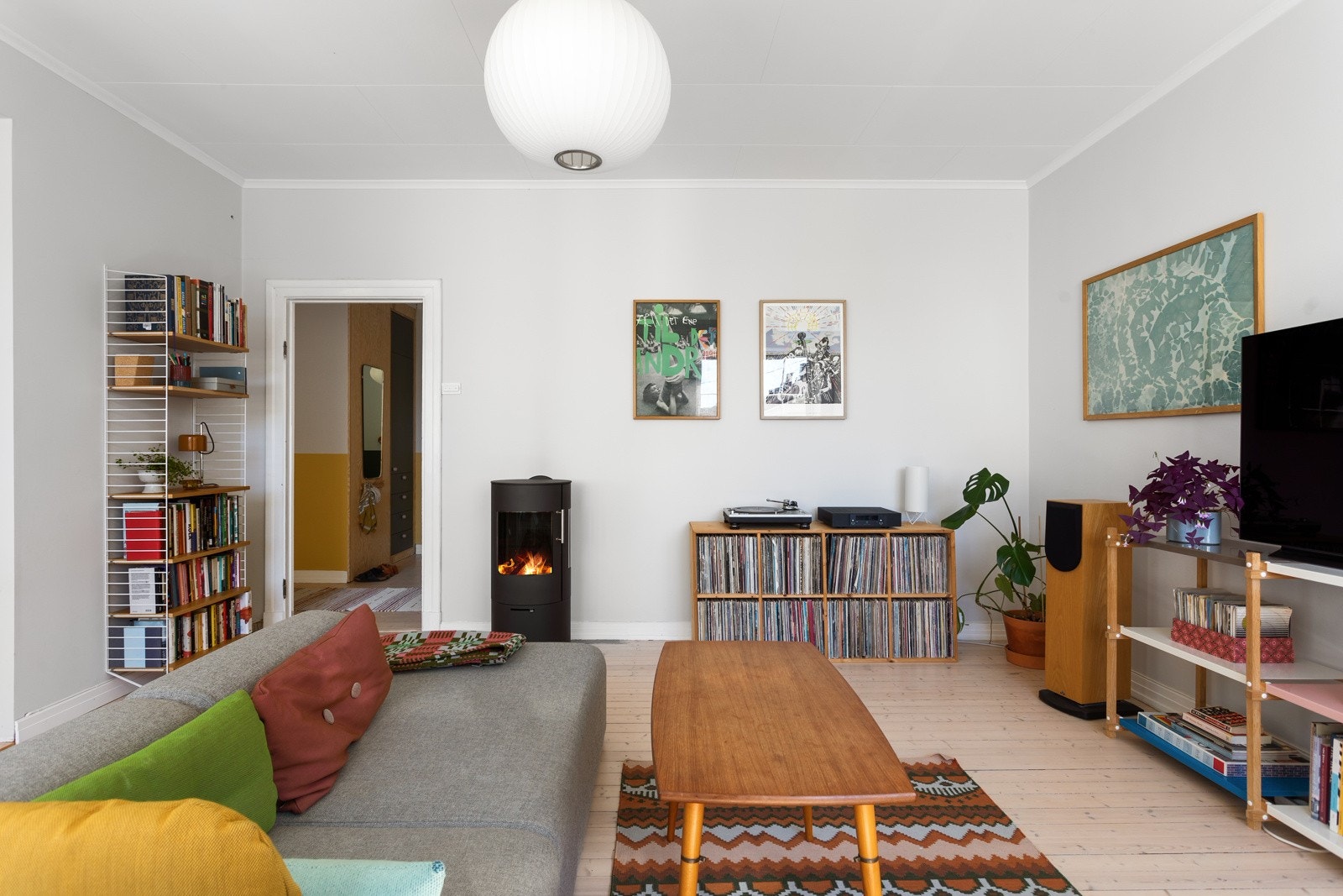 Som et fint midtpunkt av stuen har du en moderne vedovn som varmer godt på kalde høst- og vinterdager, samt bidrar til hygge. Galleribilde