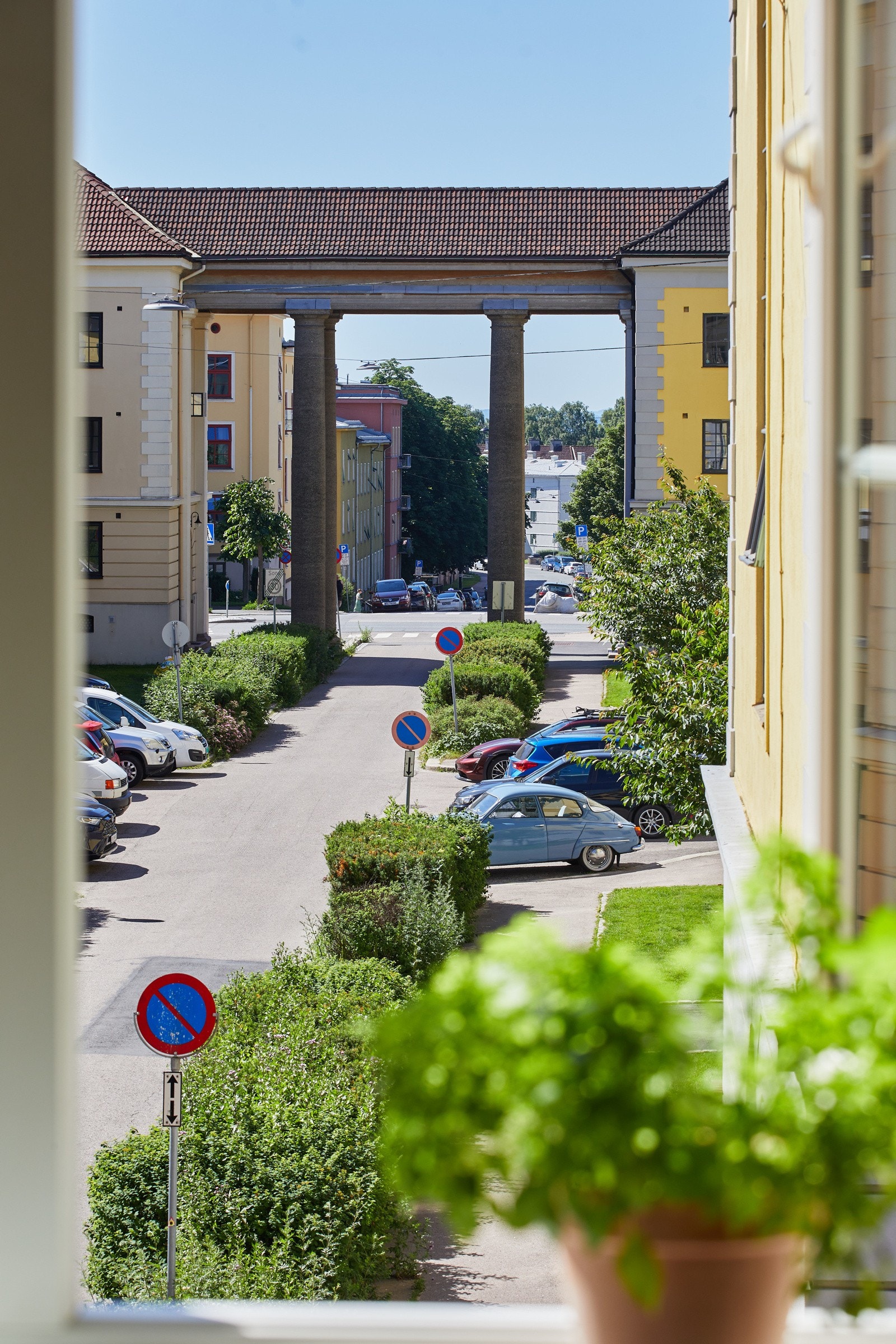 Flott utsyn mot de anerkjente søylene til Søylegården. Galleribilde