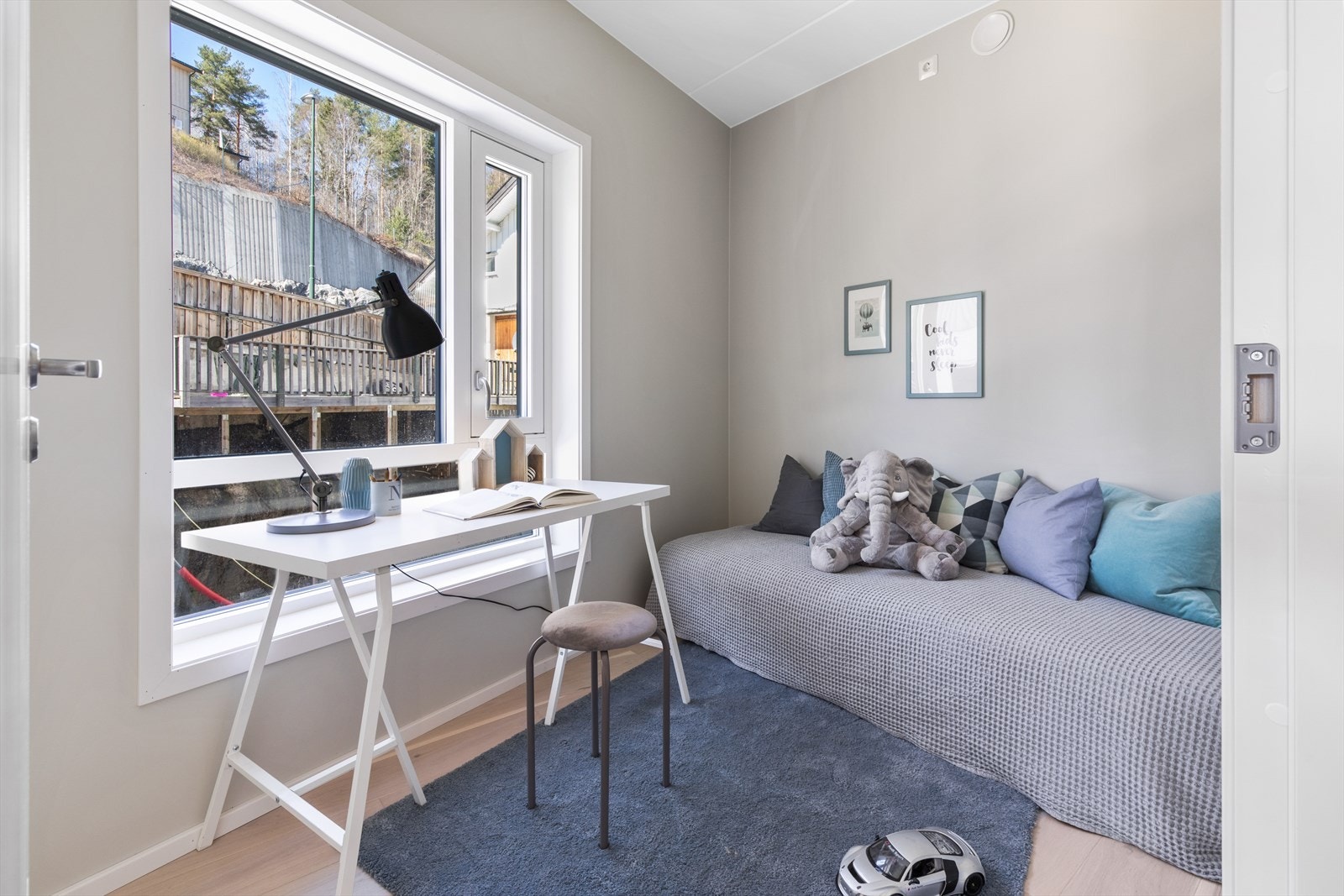 Rommet har godt med plass for innredning og et godt innslipp av naturlig lys. Galleribilde