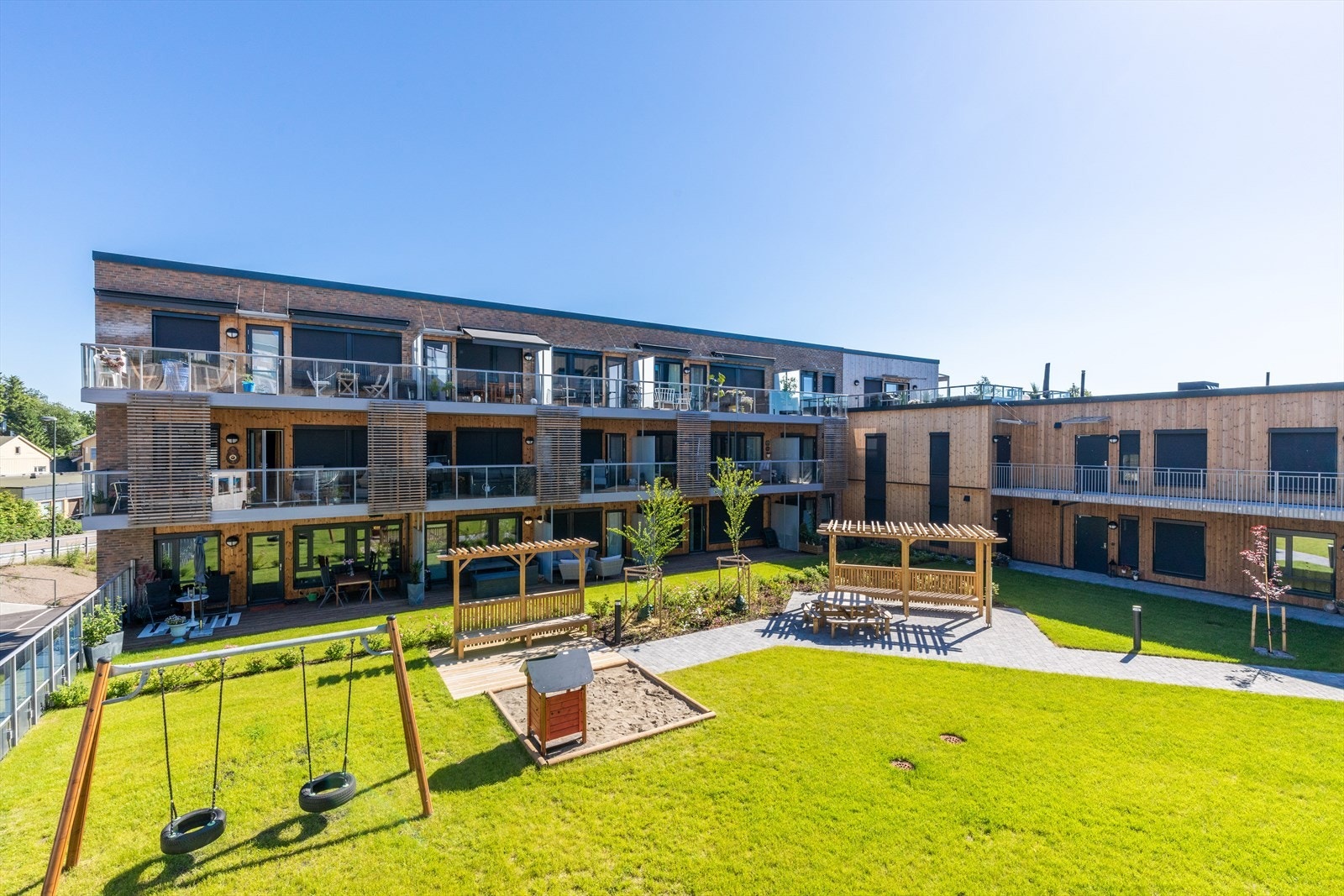 Adkomst til felles arealet og leiligheten er via hovedinngangen i første etasje som ligger på bakkeplan. Herfra tar en heis en etg. opp til 2.etg Galleribilde