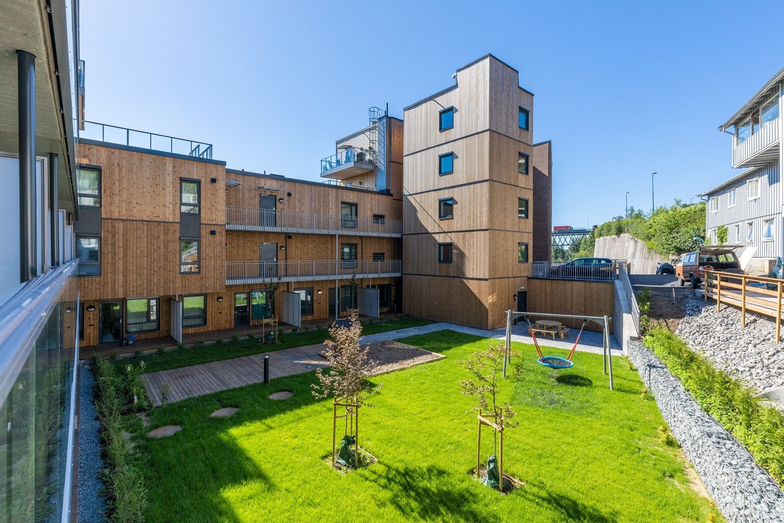 Fellesarealene er opparbeidet med blant annet plen, krakker og lekeapparater. Galleribilde