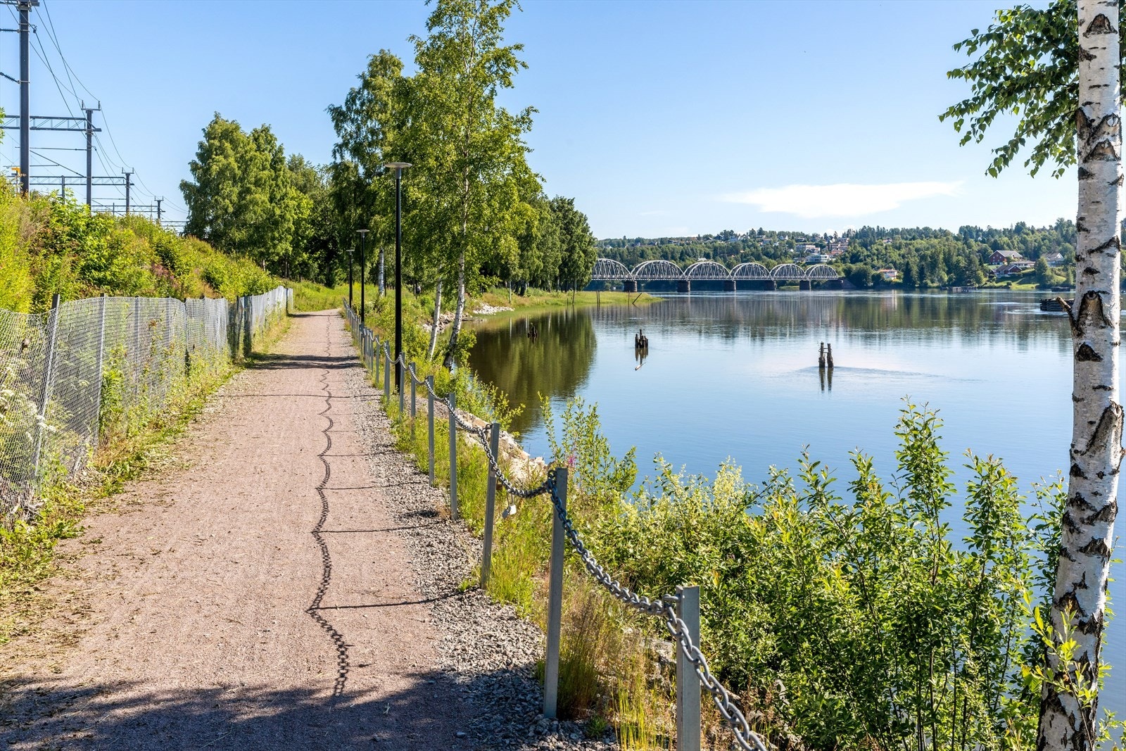 Herfra kan en gå langs Glomma og nyte omgivelsene. Galleribilde