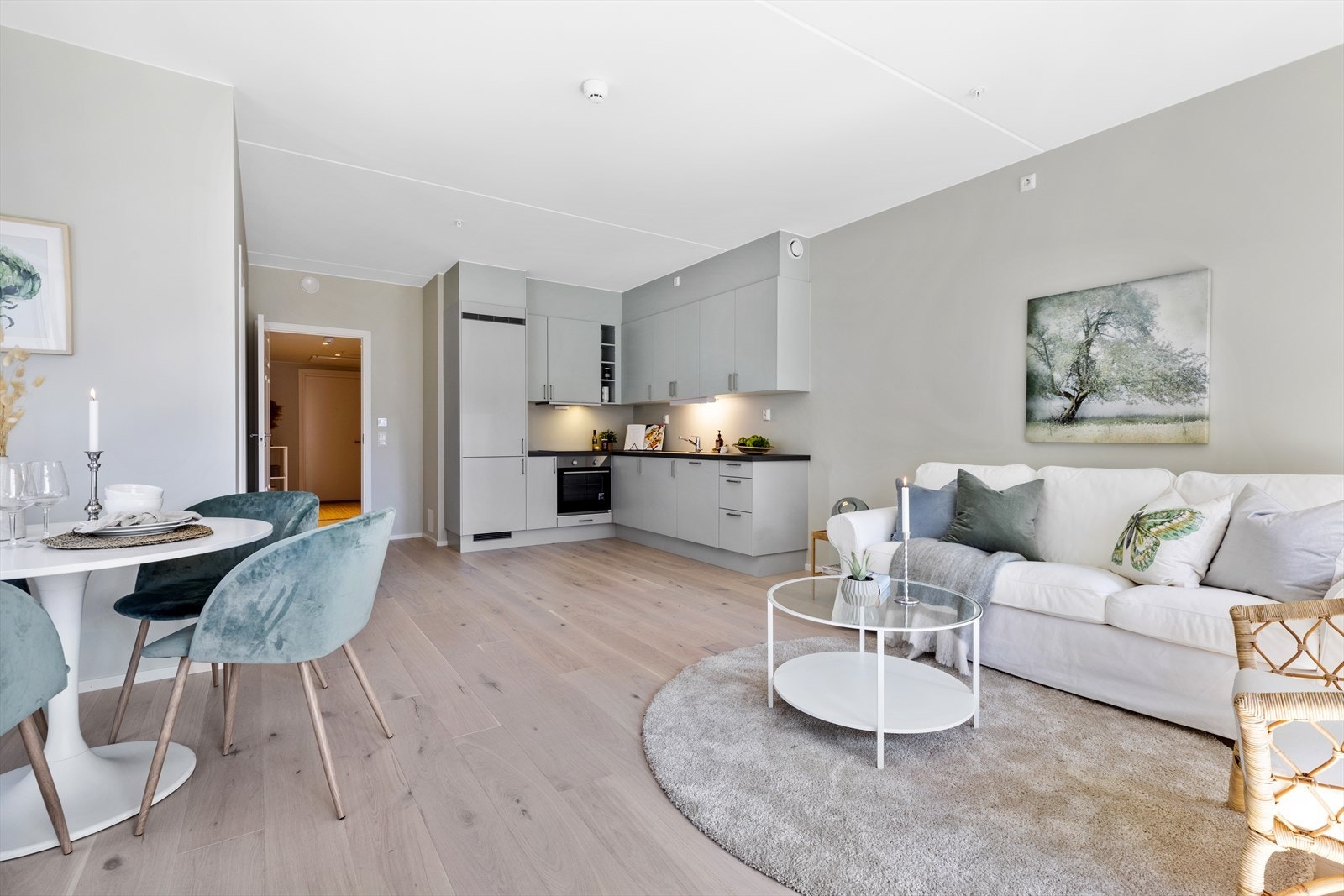 Kjøkkenet ligger i åpen løsning mot stuen med gode muligheter for å sette inn kjøkken-øy. Galleribilde