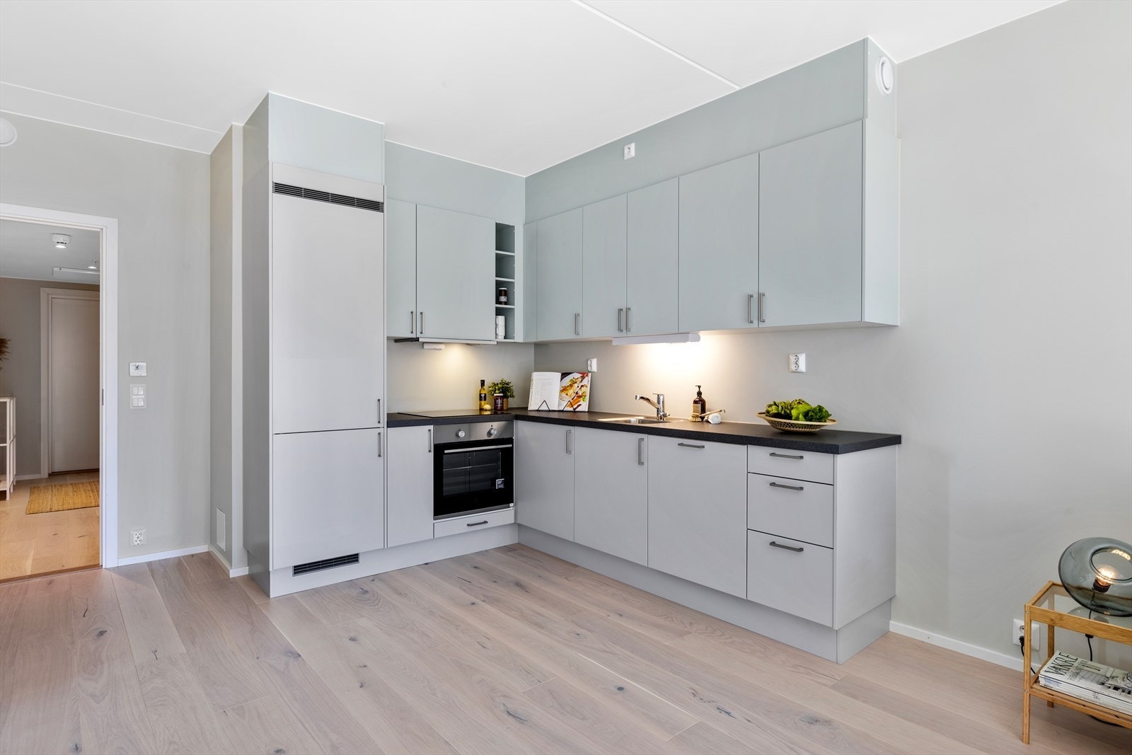 Kjøkkenet har slette fronter og godt med skapplass. Galleribilde