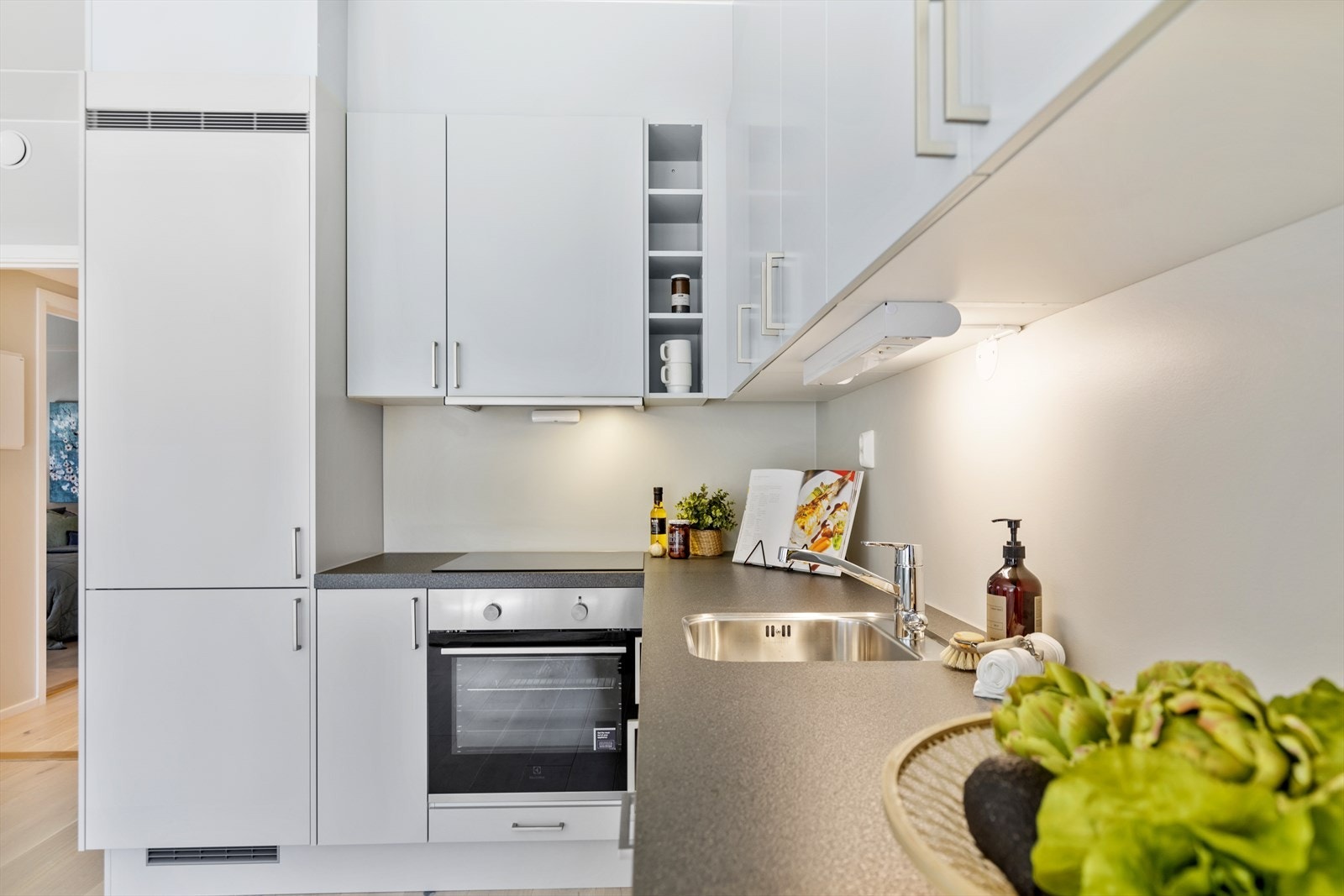 Kjøkkenet har godt med benkeplass for den matglade. Galleribilde