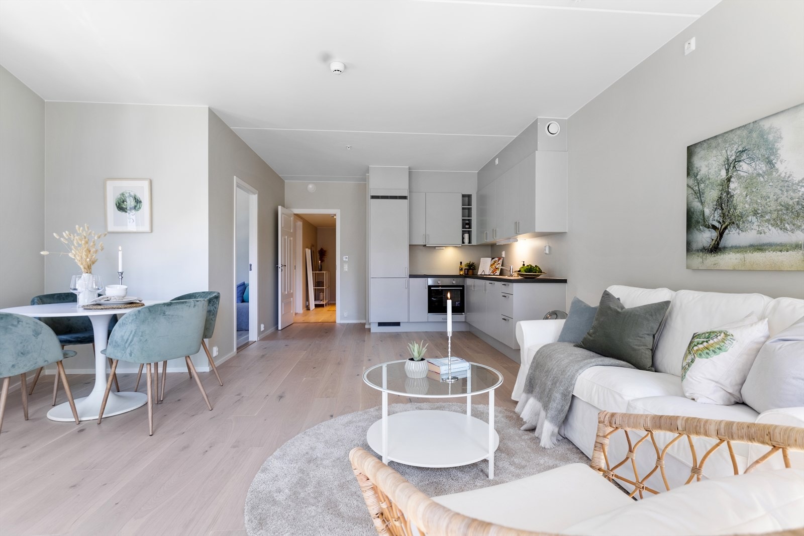 Den åpne stue- og kjøkkenløsningen gjør matlagingen sosial og serveringen enkel. Galleribilde