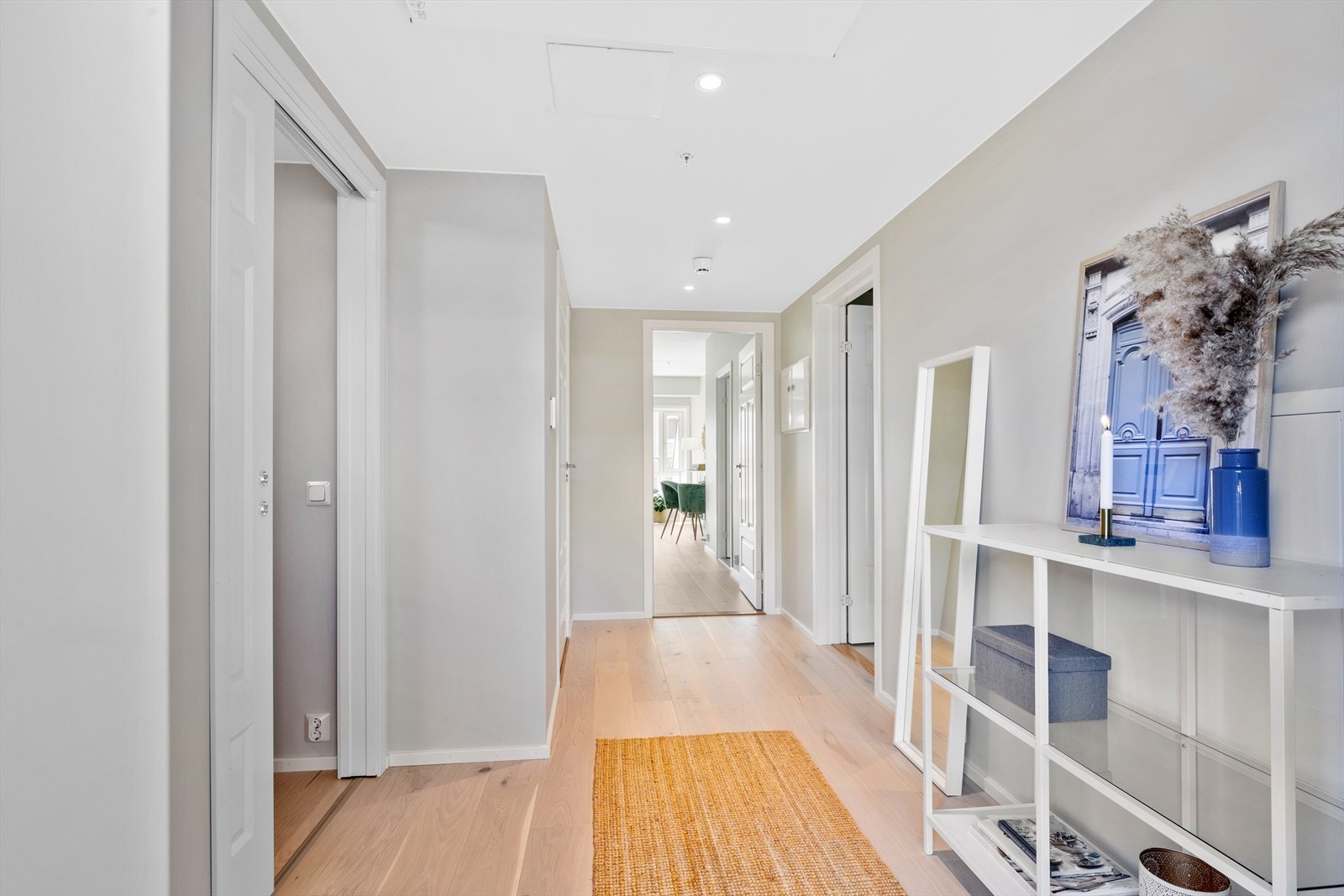 Lys og innbydende entré med downlights. Galleribilde