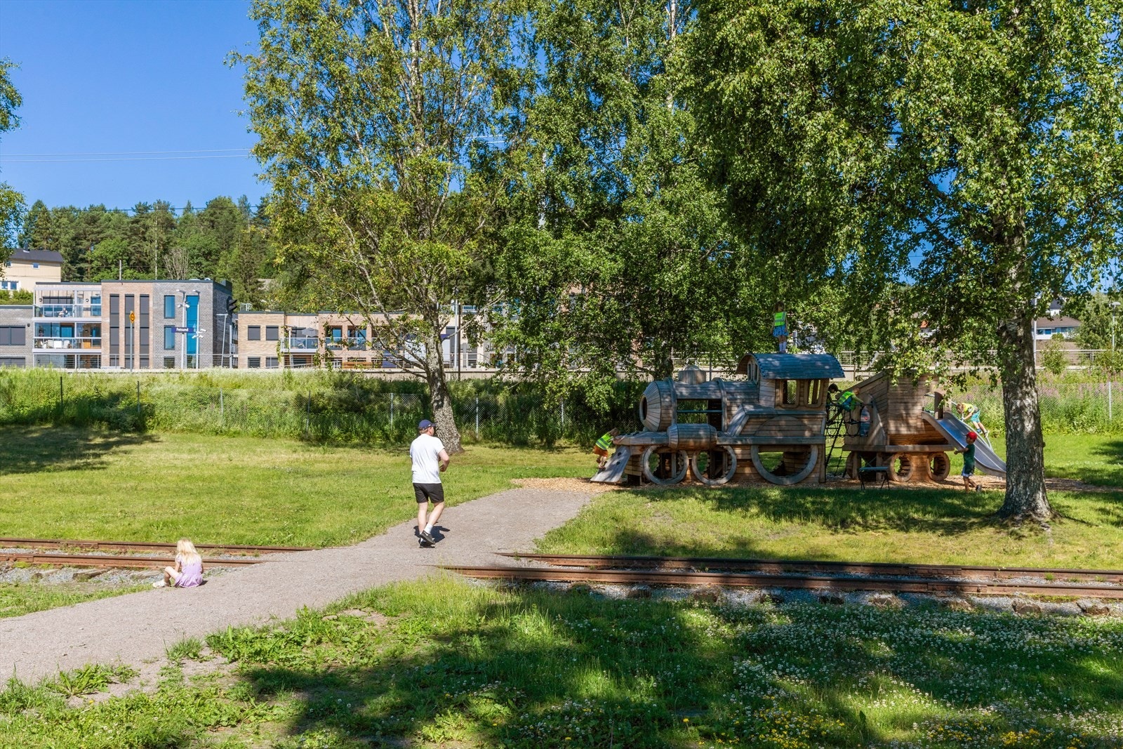 Leiligheten ligger i umiddelbar nærhet til gang- og sykkelveier i frodige omgivelser. Galleribilde