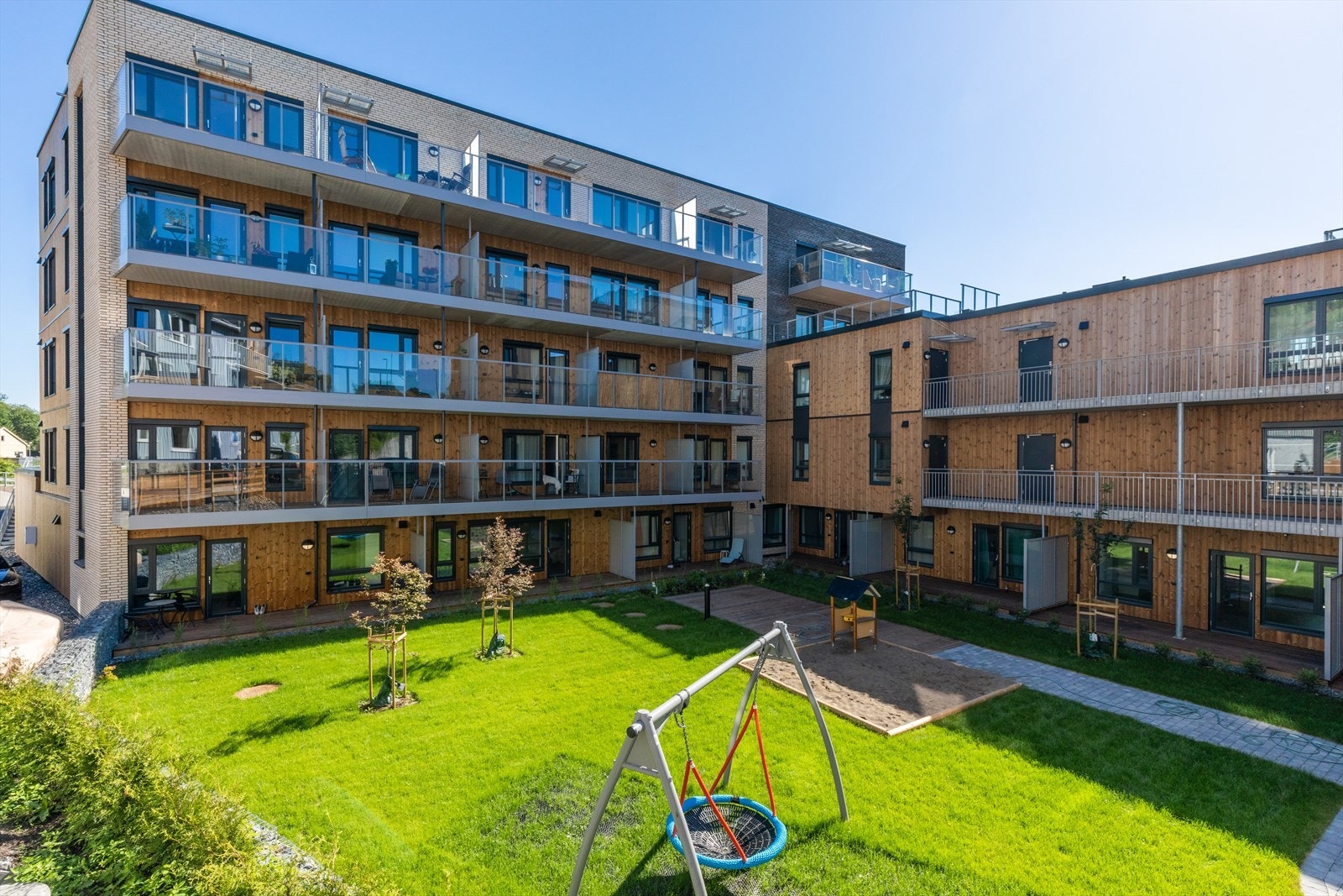 Leiligheten ligger i boligbyggets 2.etg med godt utsyn over felles uteareal. Galleribilde