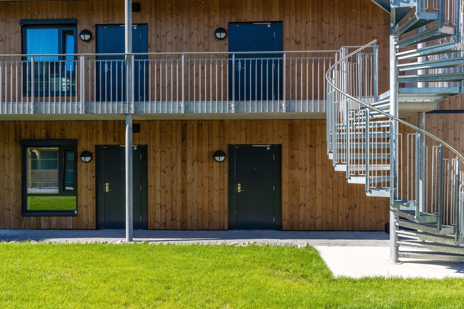 Det er inngang via fellesområde i 2.etg. Her er det bygget fellesarealet over parkeringshus, som gjør at en en også har plenområder på bakkeplan ved inngangspartiet. Galleribilde