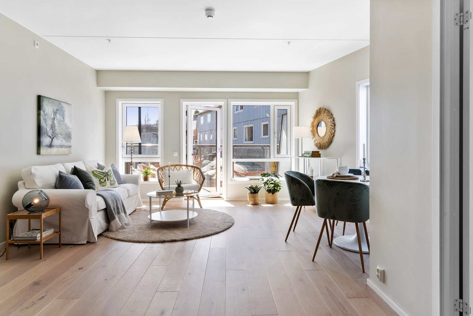 Stuen har et fint lysinnslipp og gode møbleringsmuligheter. Galleribilde