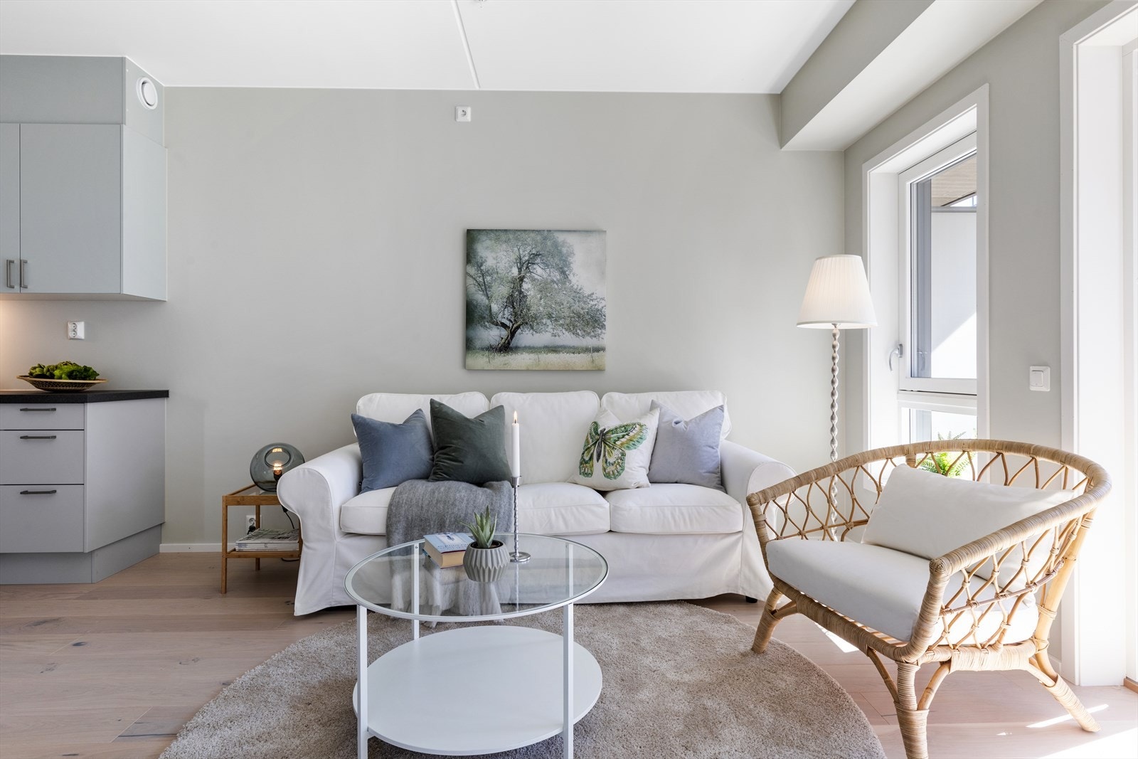 Stuen har en møleringsvennlig utforming med god plass til sofa med tilhørende møblement. Galleribilde