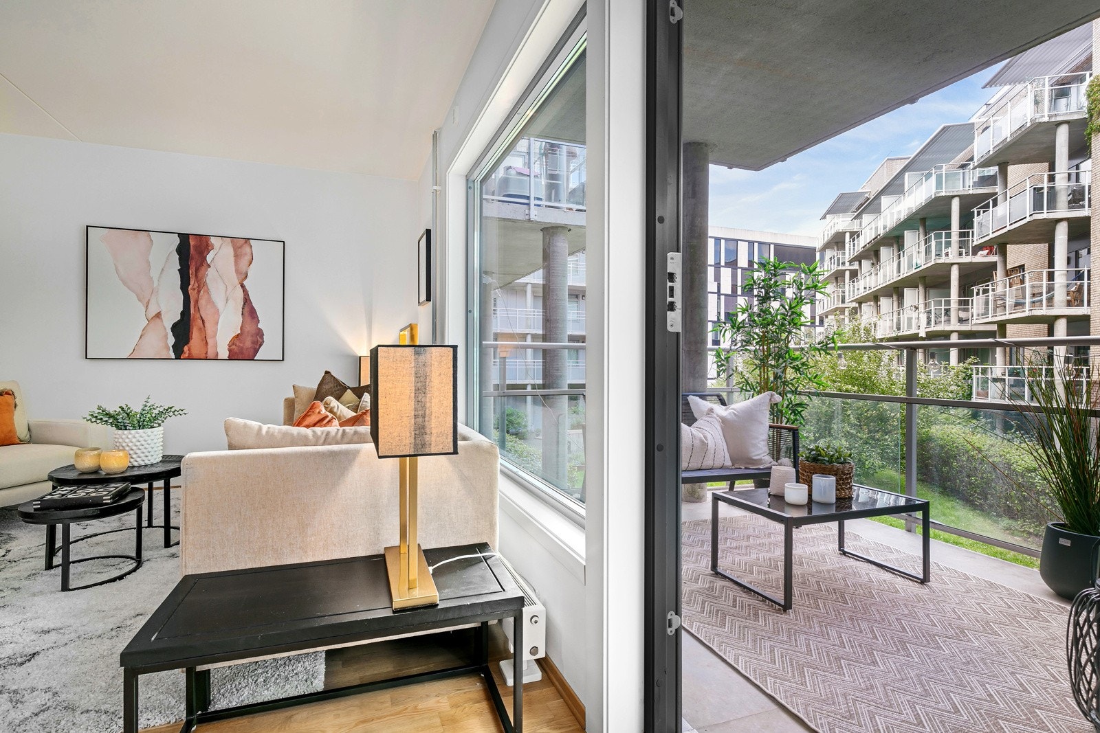 Fra stuen kan man stige ut på stor, nordvestvendt balkong hvor man kan innrede med utemøblement, grill og beplantning. Galleribilde